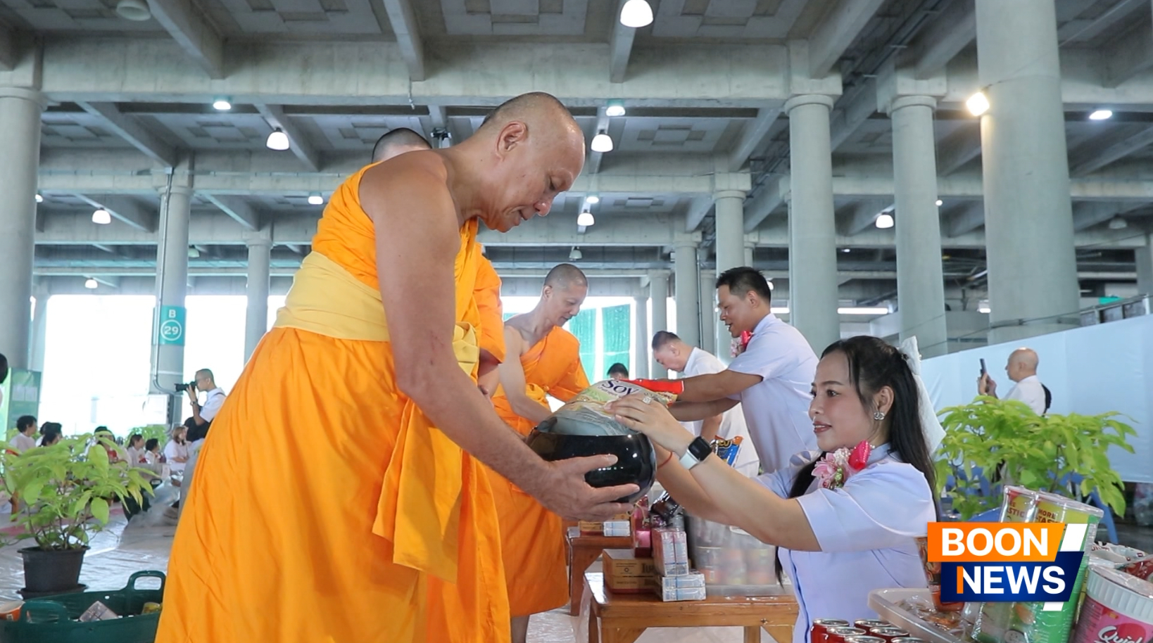 พิธีตักบาตรฉลองพระใหม่ โครงการอุปสมบทหมู่บูชาธรรมครบรอบ 108 ปี วันครูผู้ค้นพบวิชชาธรรมกาย