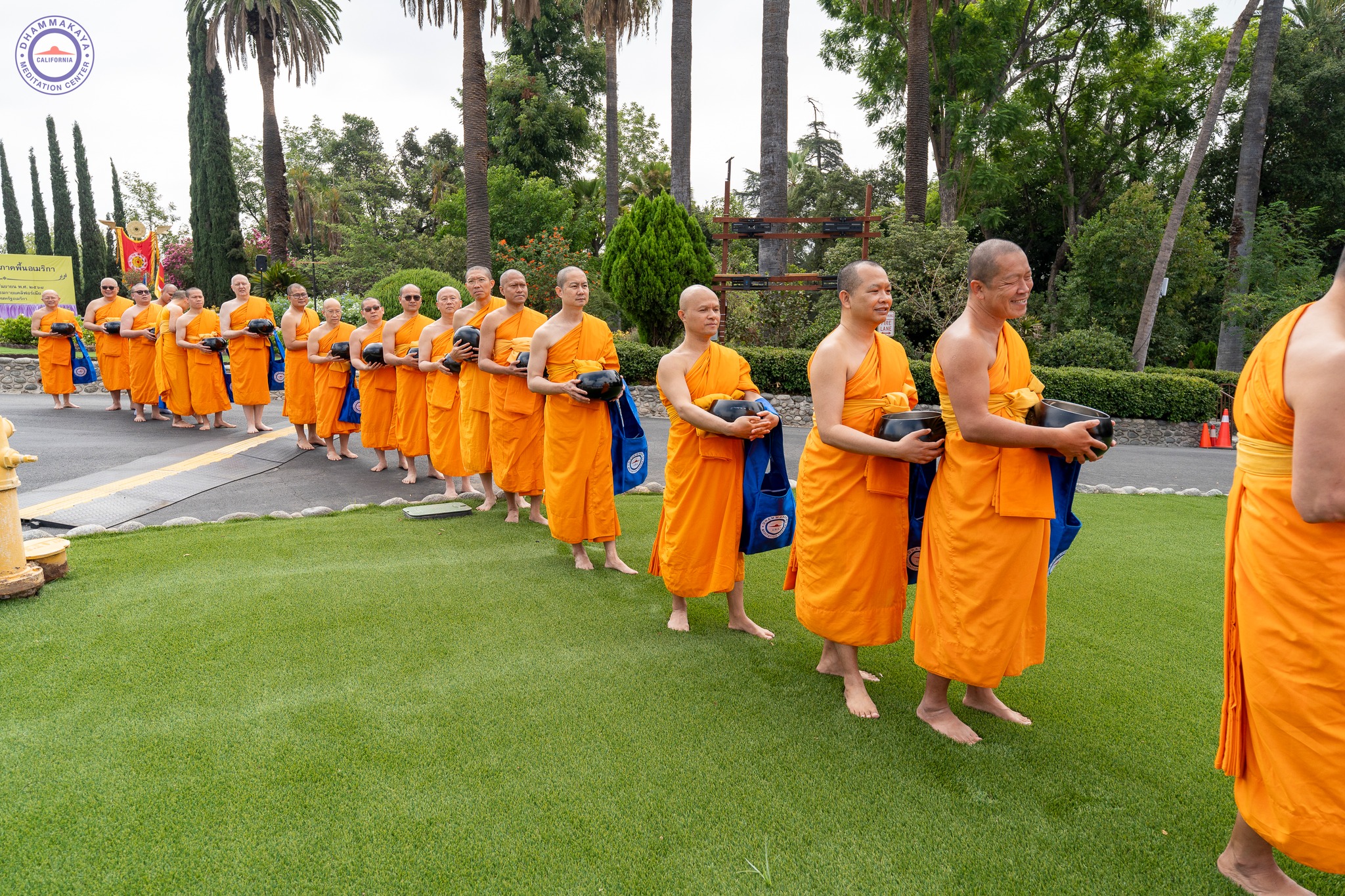 ผู้มีบุญทุกท่าน ได้ร่วมกันตักบาตรแด่คณะสงฆ์จำนวน 60 รูป  ณ วัดพระธรรมกายแคลิฟอร์เนีย