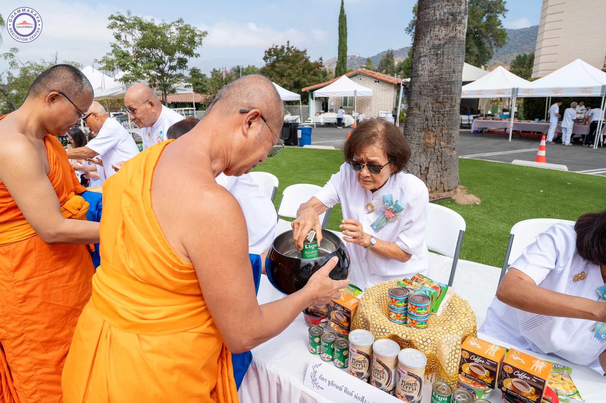 ผู้มีบุญทุกท่าน ได้ร่วมกันตักบาตรแด่คณะสงฆ์จำนวน 60 รูป  ณ วัดพระธรรมกายแคลิฟอร์เนีย