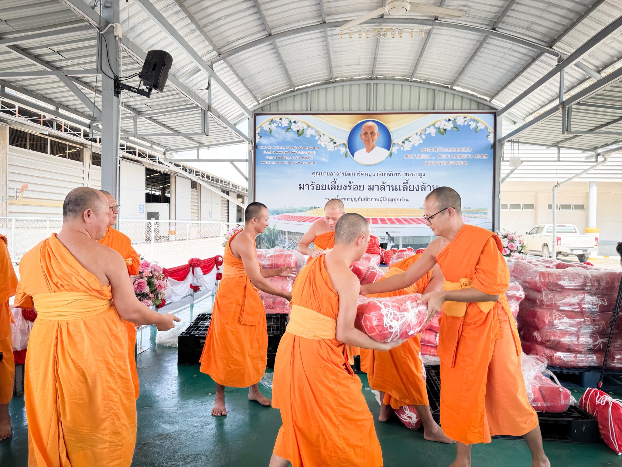 วัดพระธรรมกายและมูลนิธิธรรมกาย มอบถุงยังชีพ 1,000 ชุด ช่วยเหลือผู้ประสบภัยน้ำท่วม จ.พระนครศรีอยุธยา