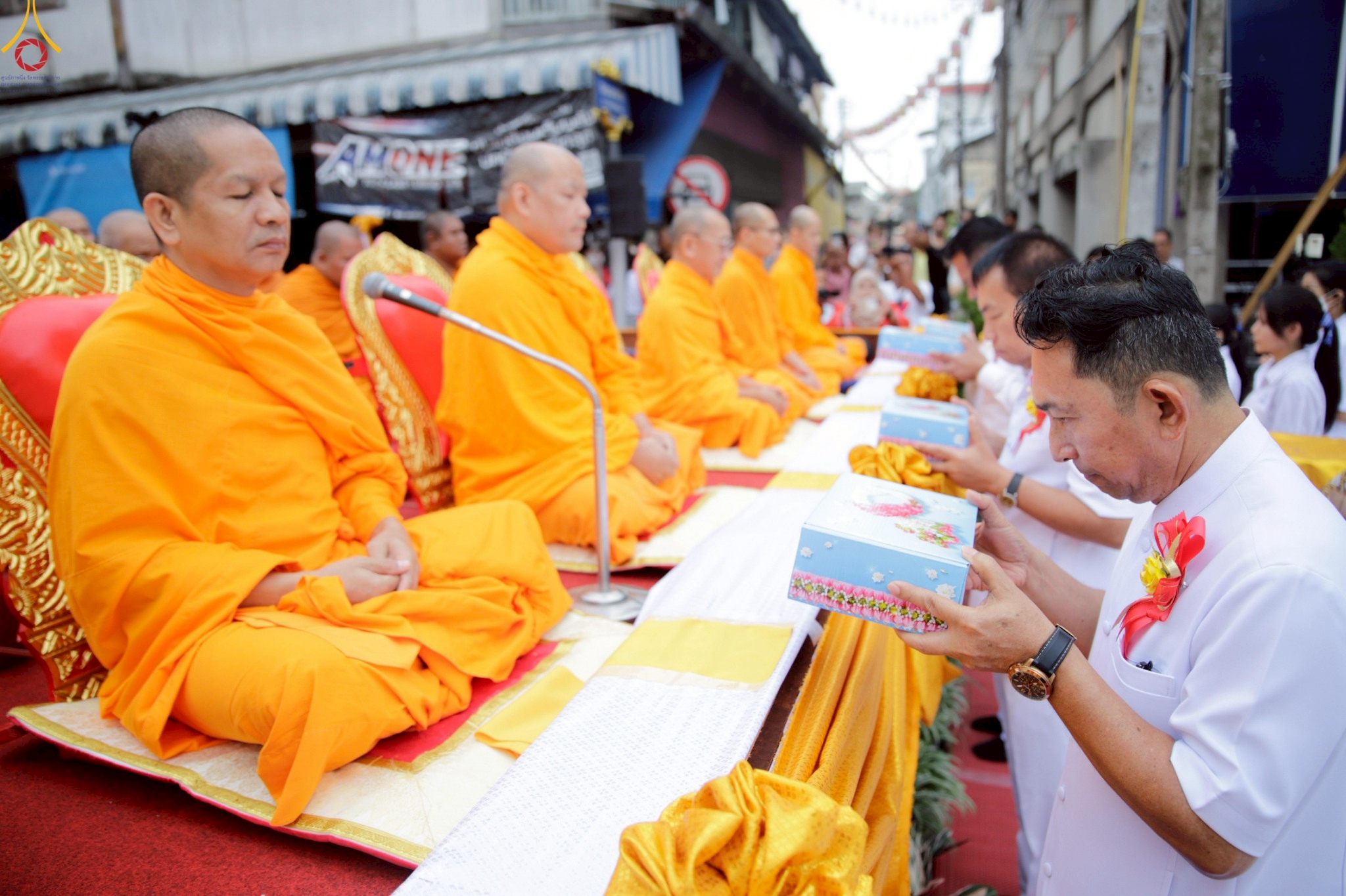 พิธีตักบาตร 555 รูป ปีที่ 1 ใจกลางเมืองเบตง จังหวัดยะลา