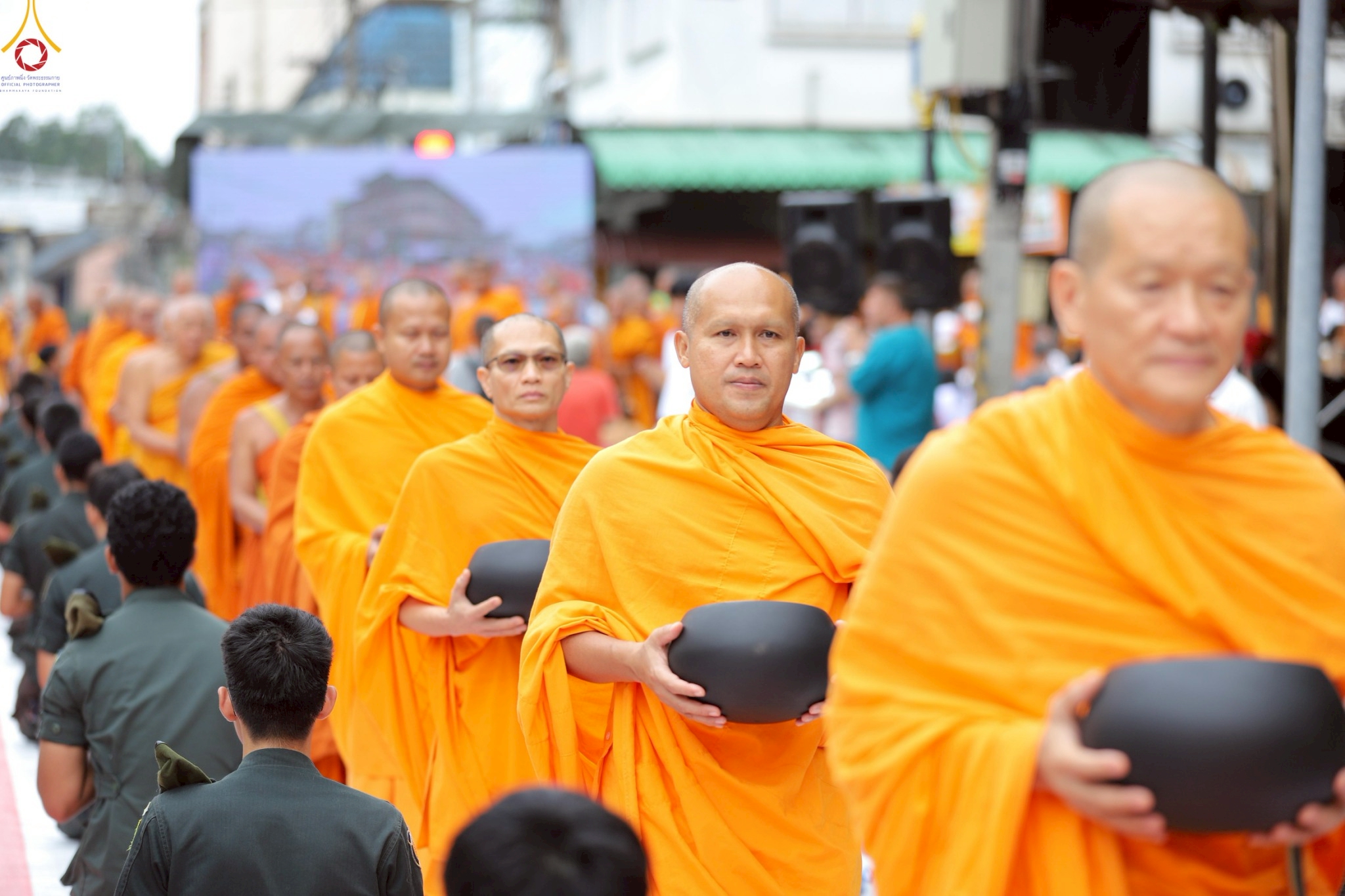 พิธีตักบาตร 555 รูป ปีที่ 1 ใจกลางเมืองเบตง จังหวัดยะลา