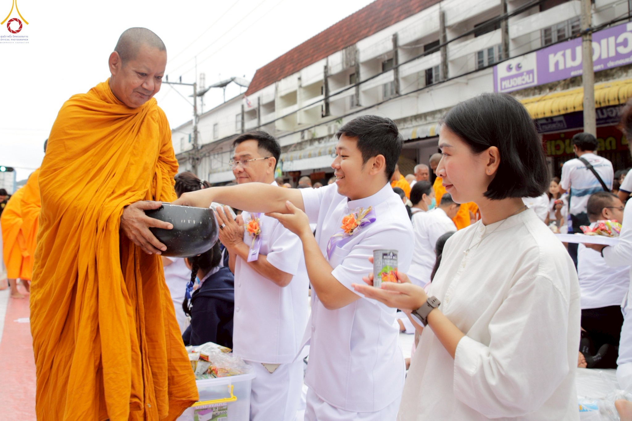พิธีตักบาตร 555 รูป ปีที่ 1 ใจกลางเมืองเบตง จังหวัดยะลา