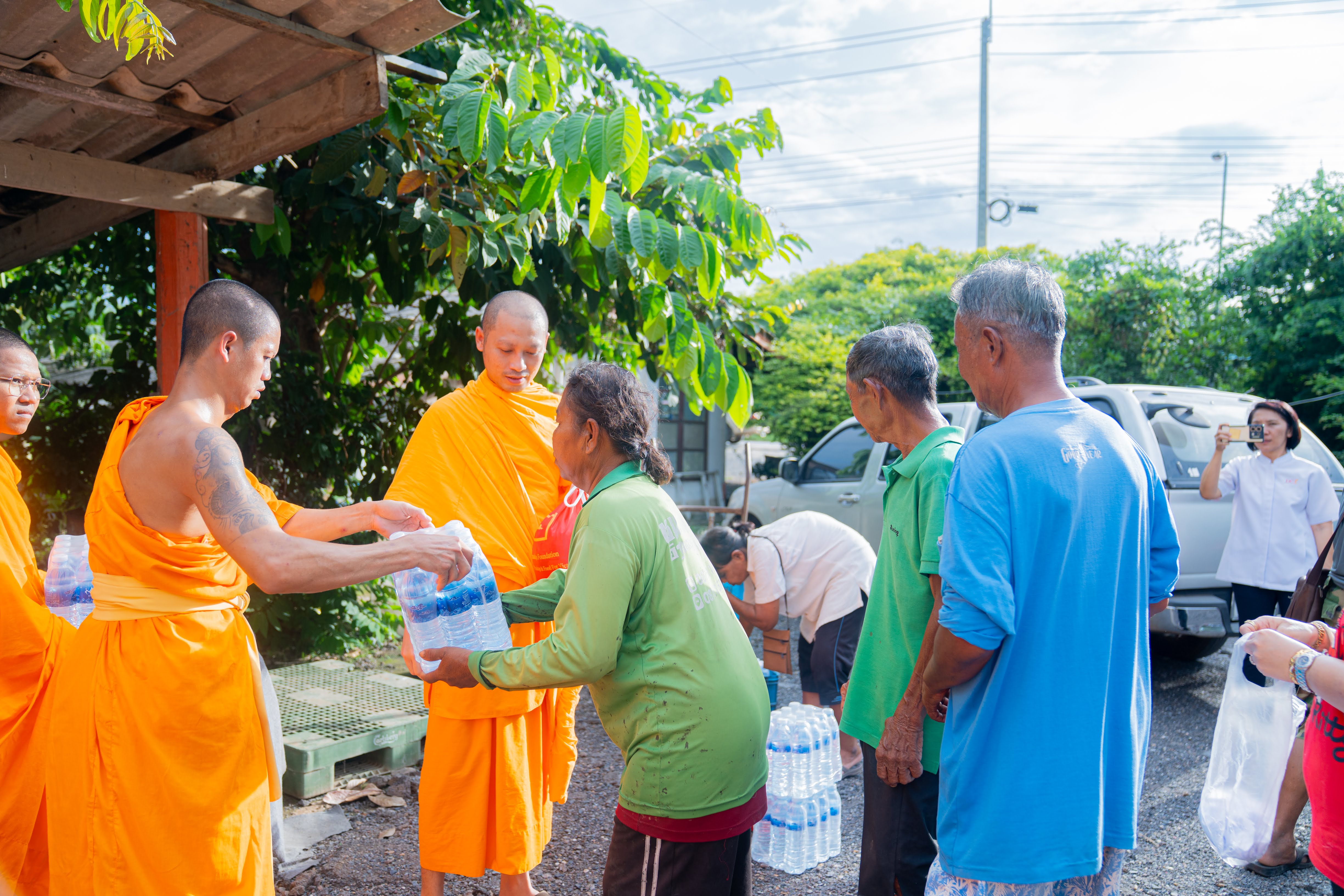 ผู้แทนวัดพระธรรมกาย มอบถุงยังชีพช่วยประสบภัยน้ำท่วม อ.บางบาล จ.พระนครศรีอยุธยา