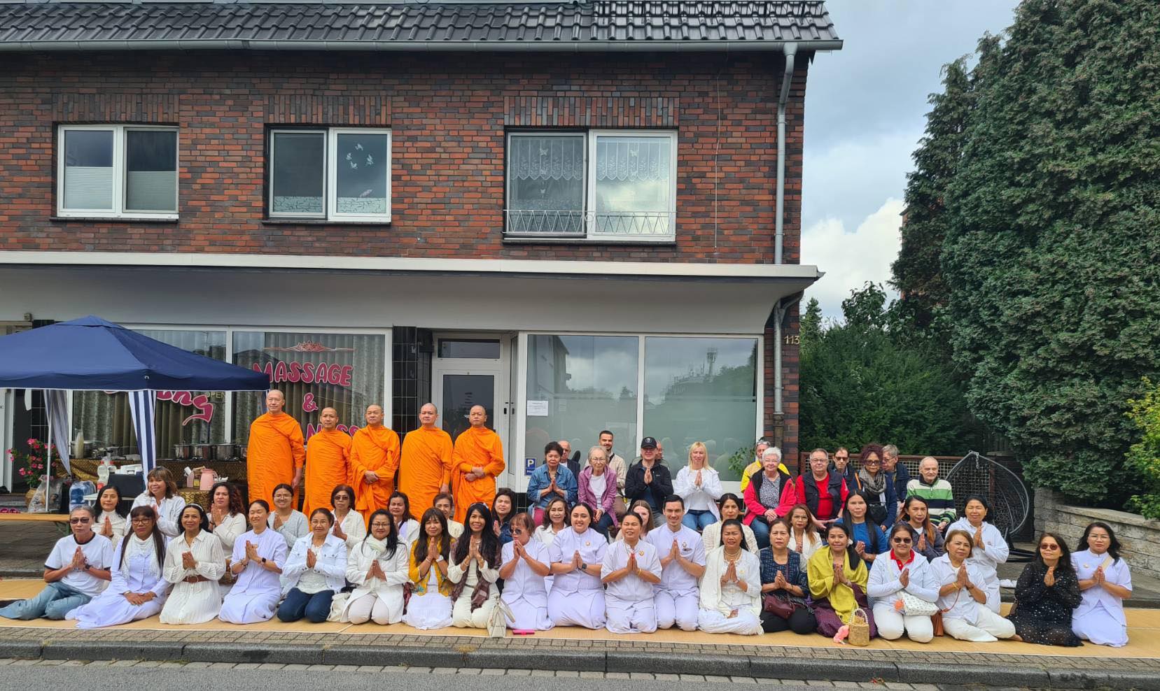 คณะสงฆ์วัดพุทธนอร์ดไรน์-เวสท์ฟาเลน จัดปฏิบัติธรรม ณ ร้านนวดโพธิ์ทอง