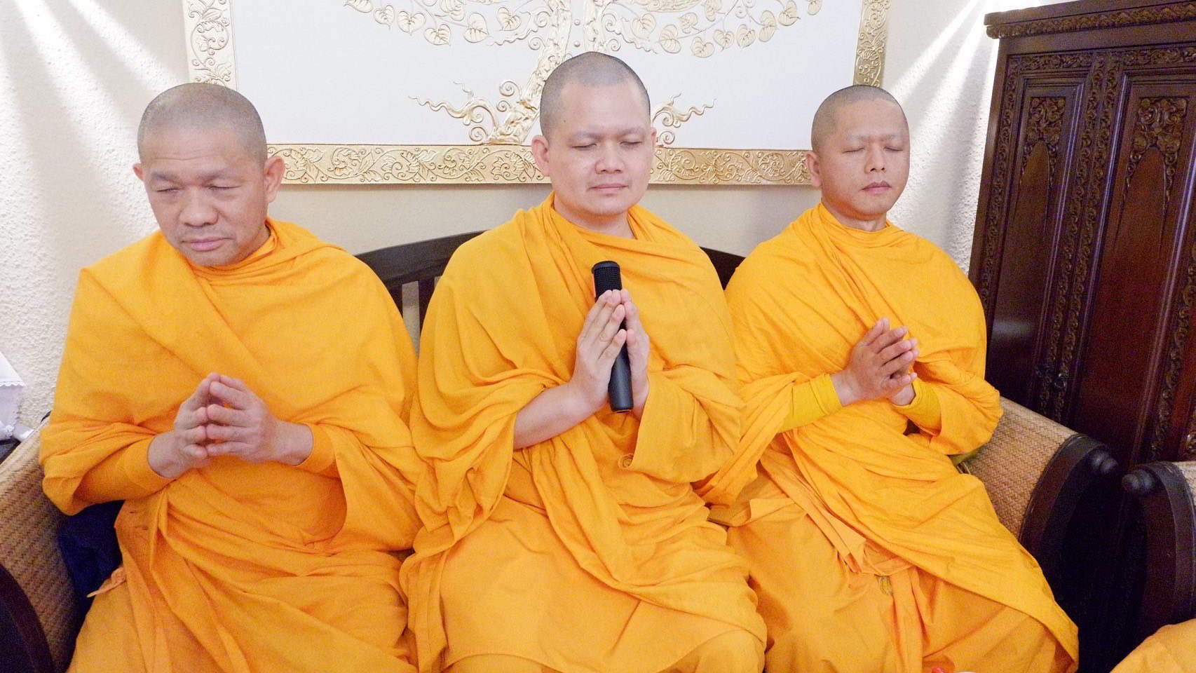 คณะสงฆ์วัดพุทธนอร์ดไรน์-เวสท์ฟาเลน จัดปฏิบัติธรรม ณ ร้านนวดโพธิ์ทอง