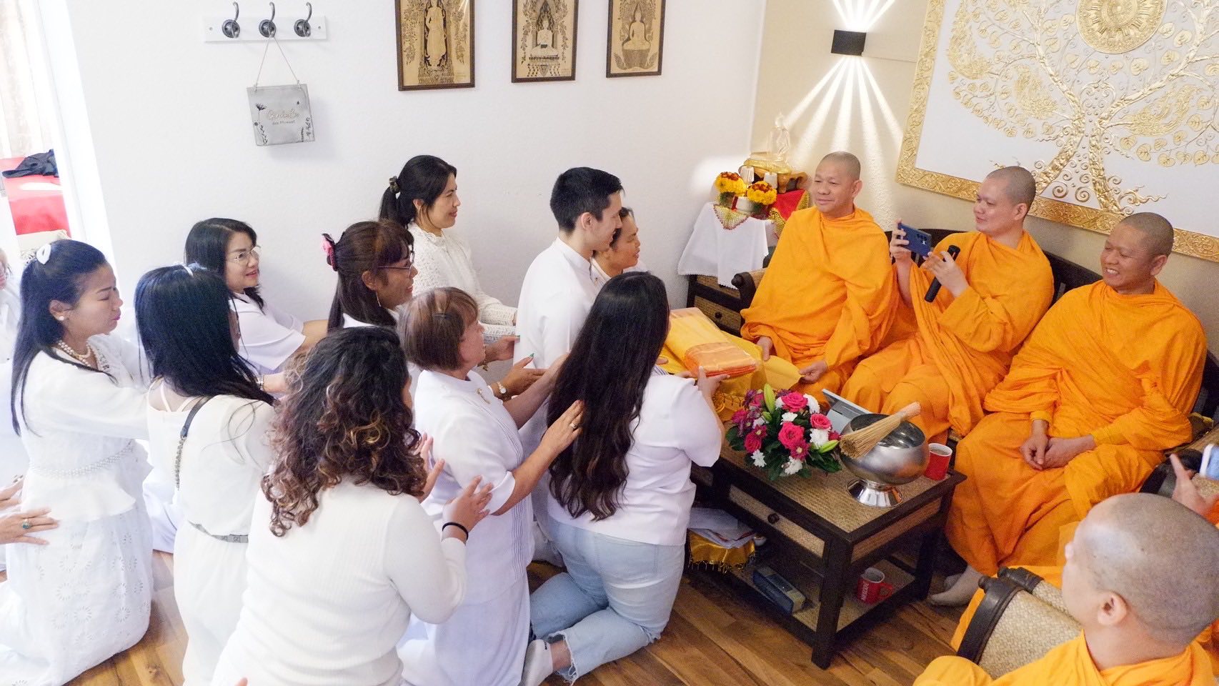 คณะสงฆ์วัดพุทธนอร์ดไรน์-เวสท์ฟาเลน จัดปฏิบัติธรรม ณ ร้านนวดโพธิ์ทอง