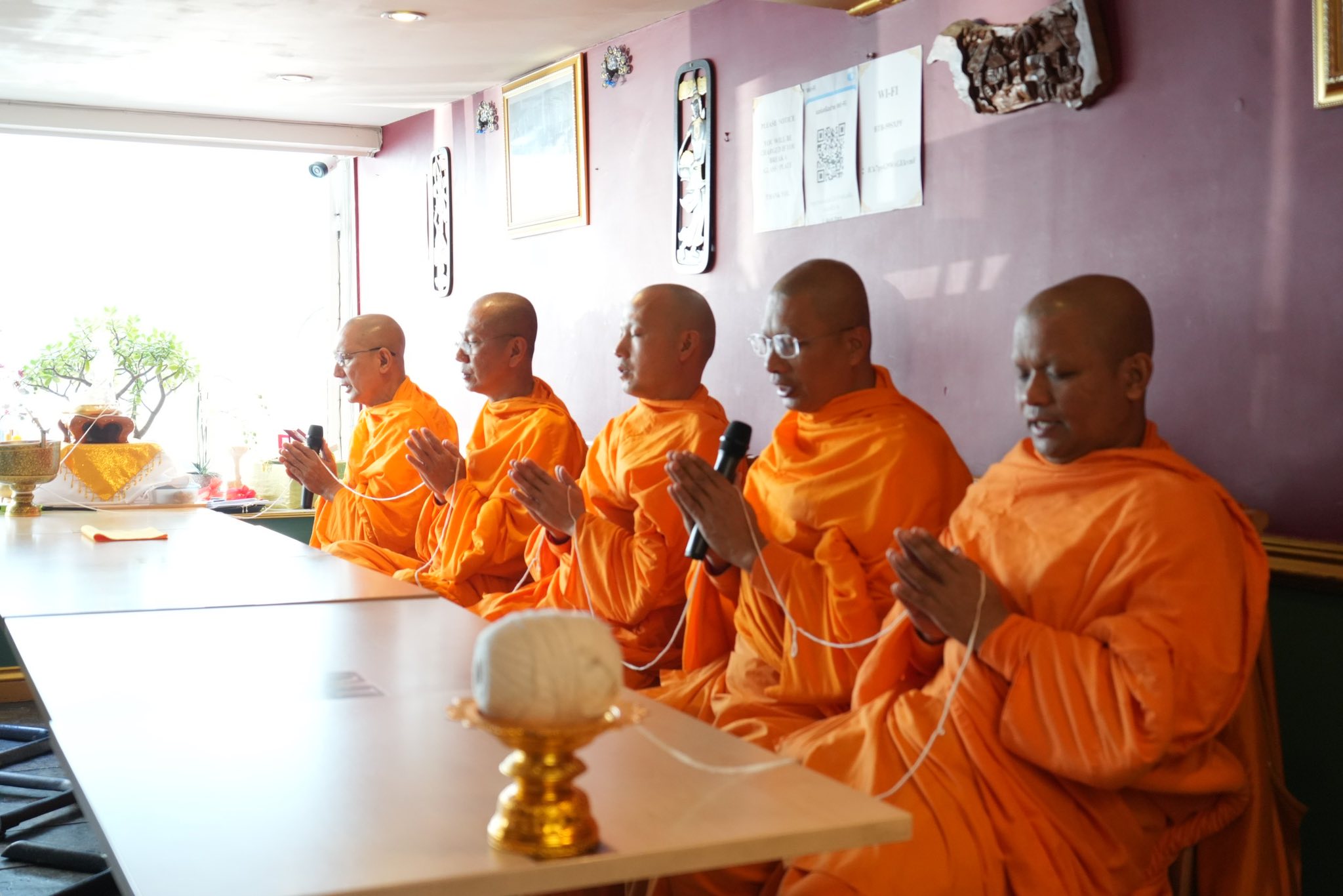 คณะสงฆ์วัดพระธรรมกายลอนดอน จัดปฏิบัติธรรม ณ ร้านอาหารสุโขทัย