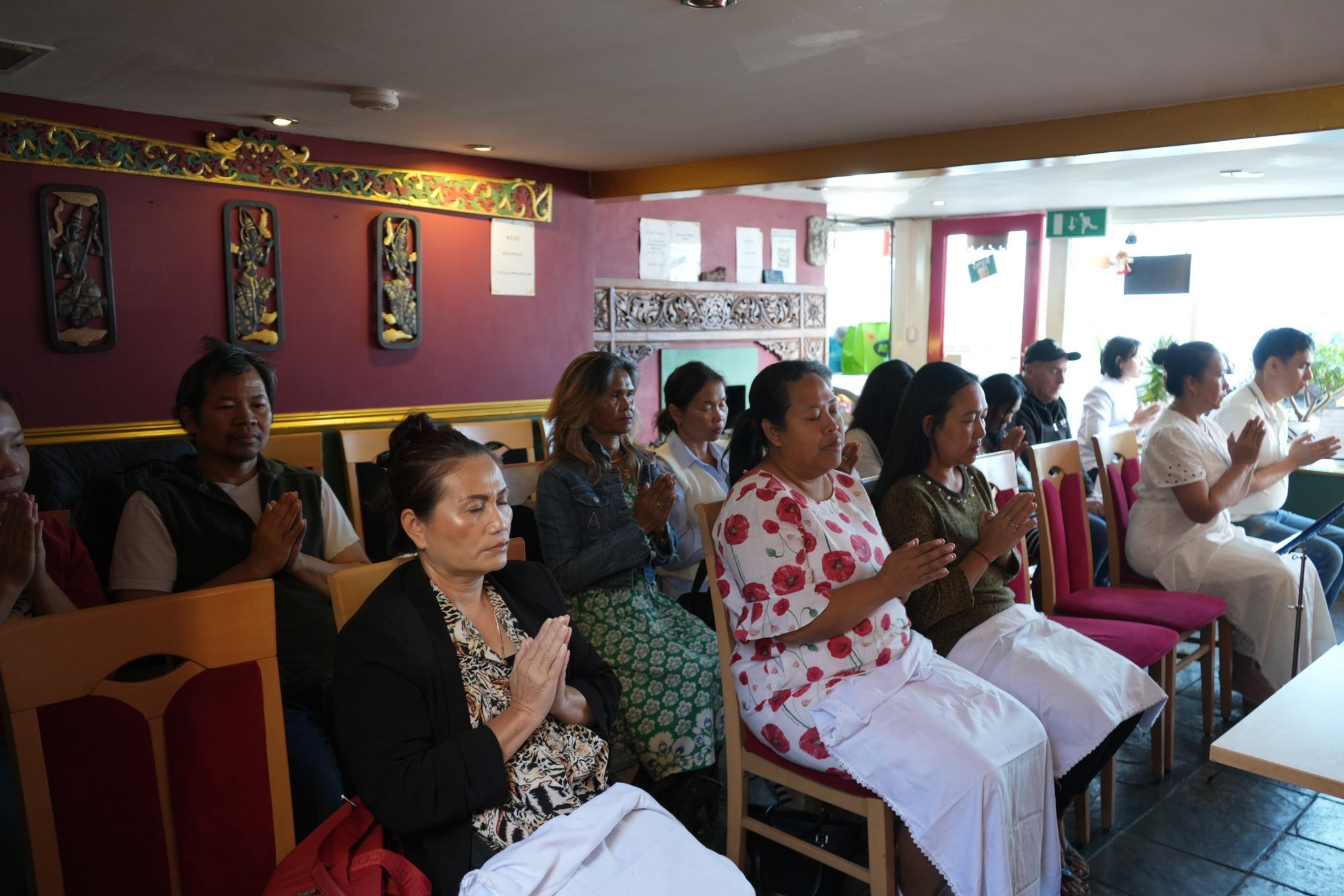 คณะสงฆ์วัดพระธรรมกายลอนดอน จัดปฏิบัติธรรม ณ ร้านอาหารสุโขทัย