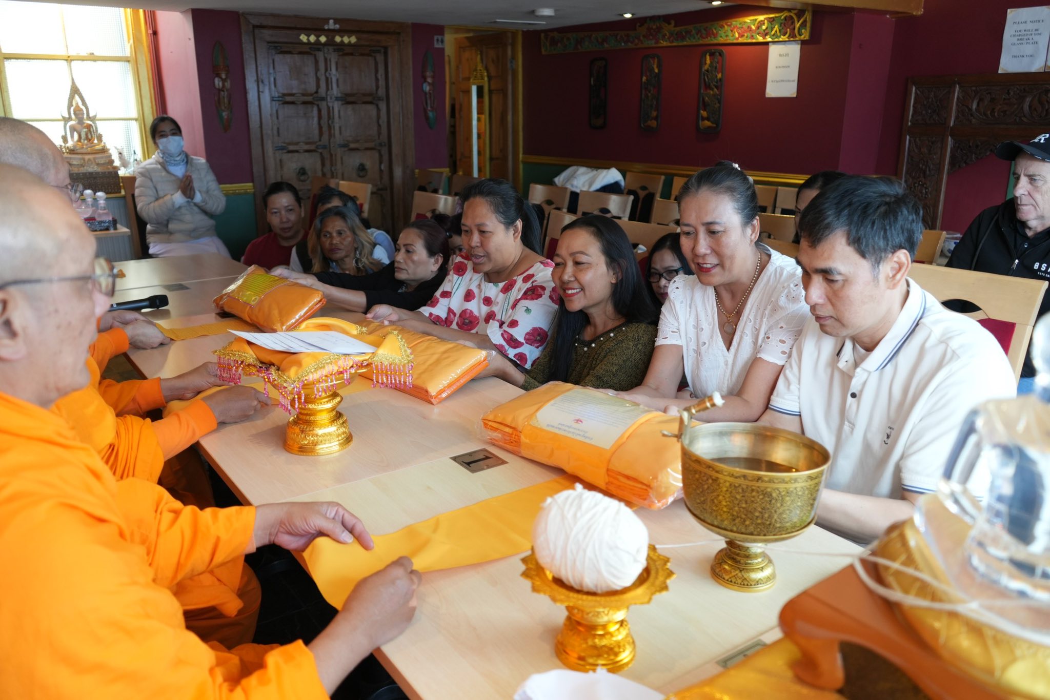 คณะสงฆ์วัดพระธรรมกายลอนดอน จัดปฏิบัติธรรม ณ ร้านอาหารสุโขทัย