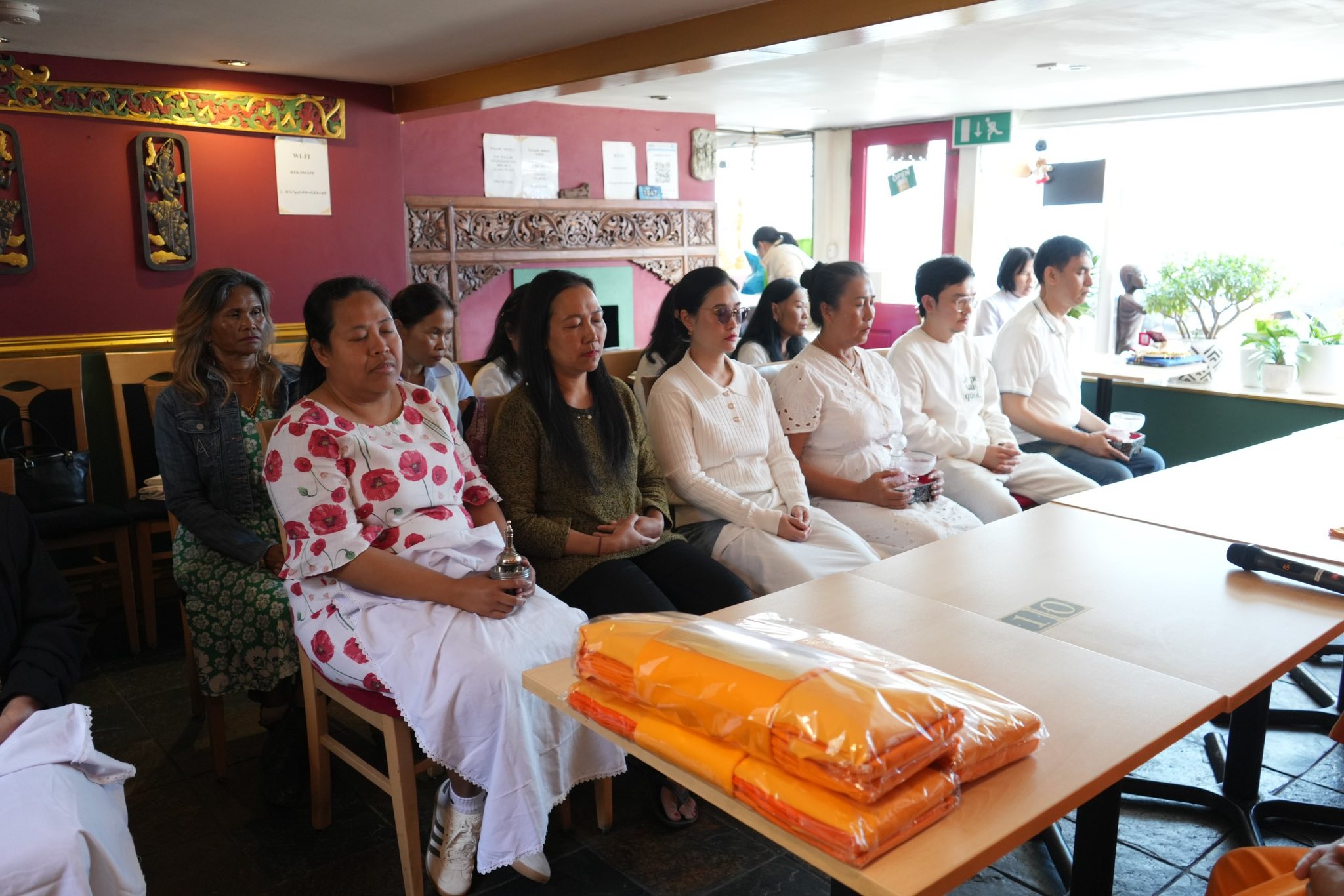 คณะสงฆ์วัดพระธรรมกายลอนดอน จัดปฏิบัติธรรม ณ ร้านอาหารสุโขทัย