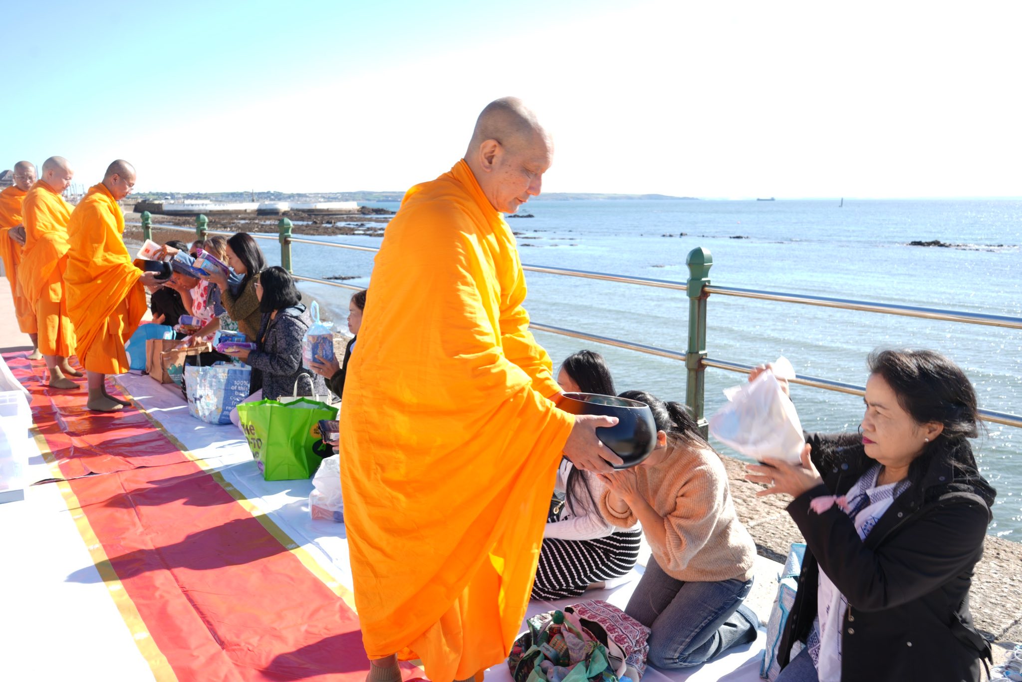คณะสงฆ์วัดพระธรรมกายลอนดอน จัดปฏิบัติธรรม ณ ร้านอาหารสุโขทัย