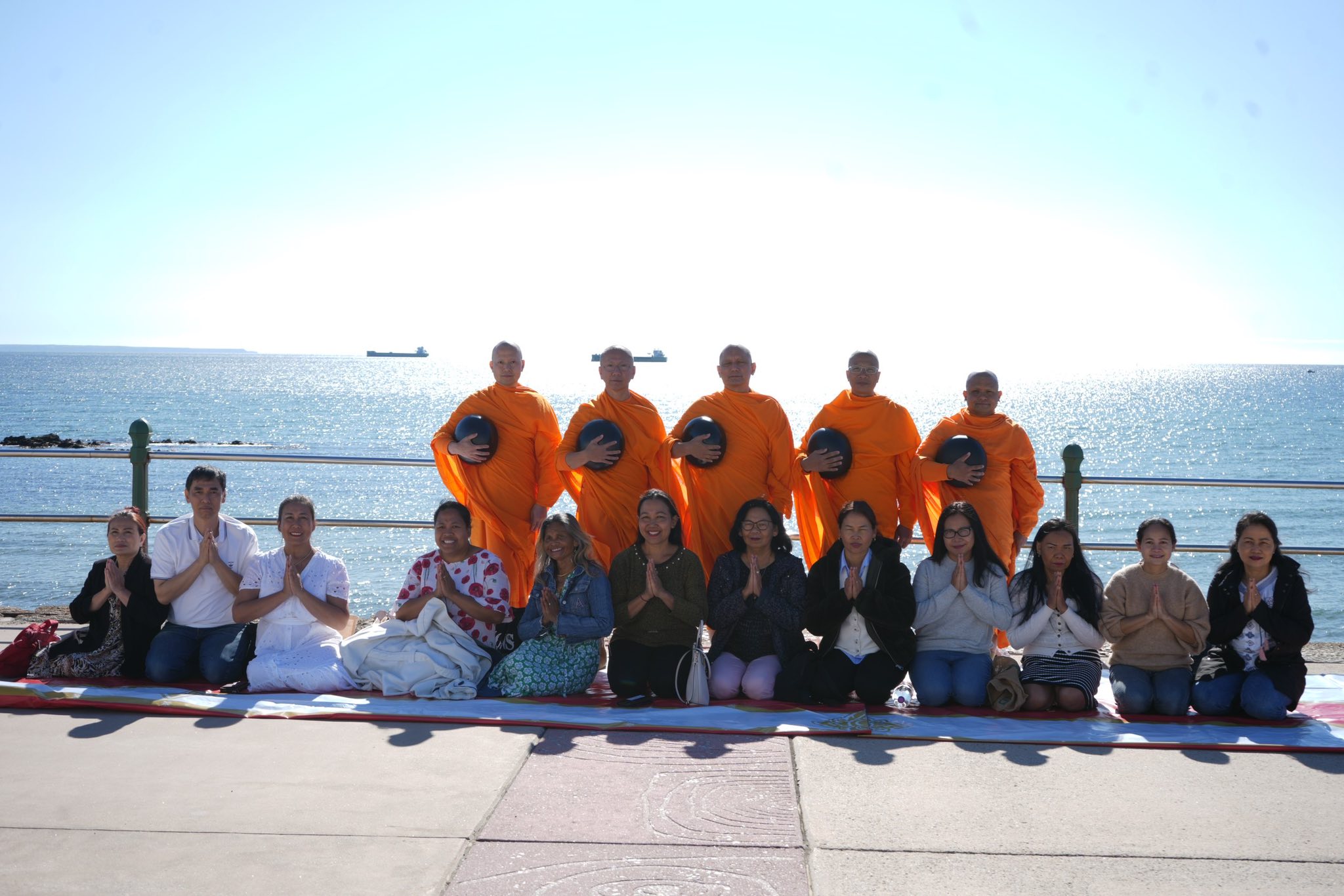 คณะสงฆ์วัดพระธรรมกายลอนดอน จัดปฏิบัติธรรม ณ ร้านอาหารสุโขทัย