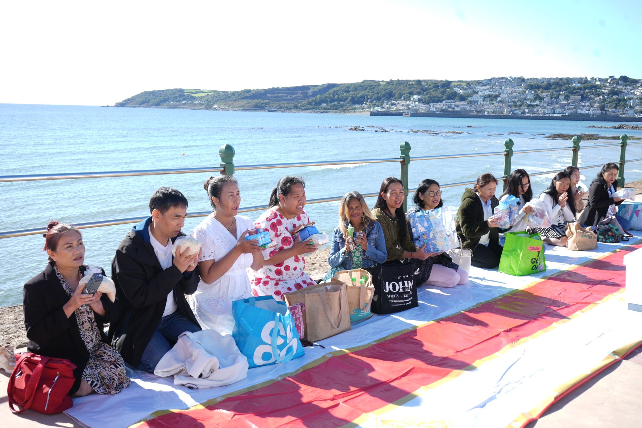 คณะสงฆ์วัดพระธรรมกายลอนดอน จัดปฏิบัติธรรม ณ ร้านอาหารสุโขทัย