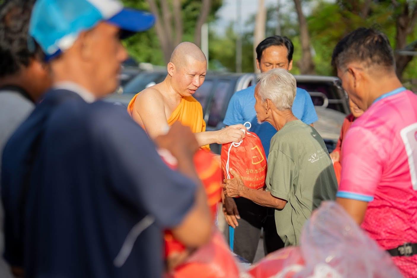มูลนิธิธรรมกาย วัดพระธรรมกาย มอบถุงยังชีพช่วยผู้ประสบภัยน้ำท่วม จังหวัดพระนครศรีอยุธยา 300 ครัวเรือน