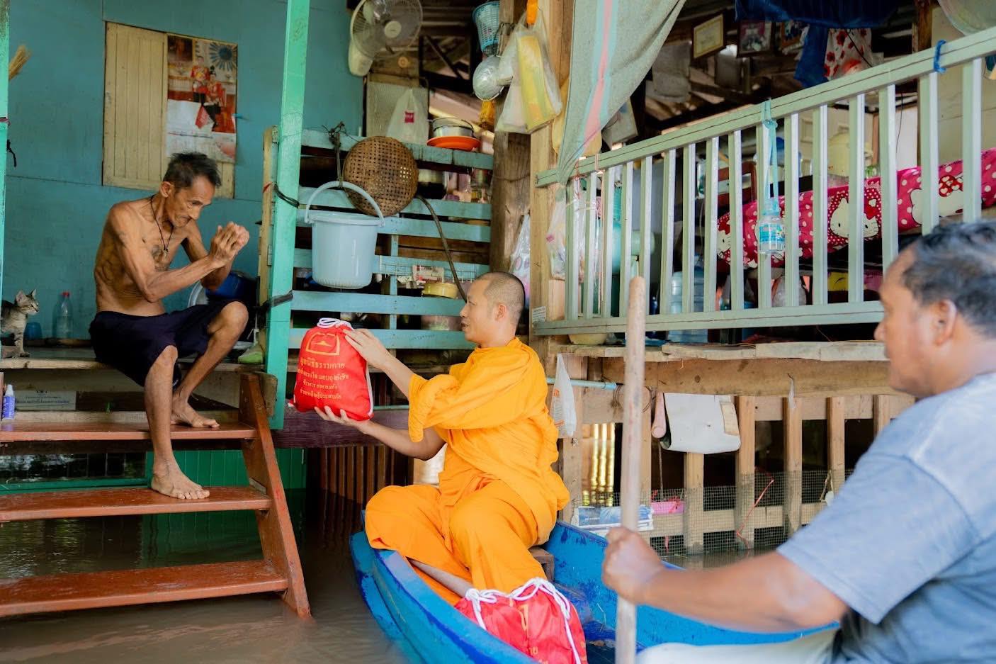 มูลนิธิธรรมกาย วัดพระธรรมกาย มอบถุงยังชีพช่วยผู้ประสบภัยน้ำท่วม จังหวัดพระนครศรีอยุธยา 300 ครัวเรือน
