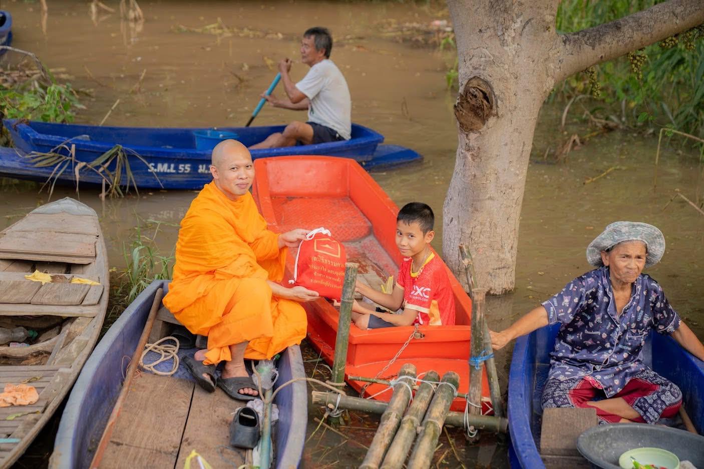 มูลนิธิธรรมกาย วัดพระธรรมกาย มอบถุงยังชีพช่วยผู้ประสบภัยน้ำท่วม จังหวัดพระนครศรีอยุธยา 300 ครัวเรือน