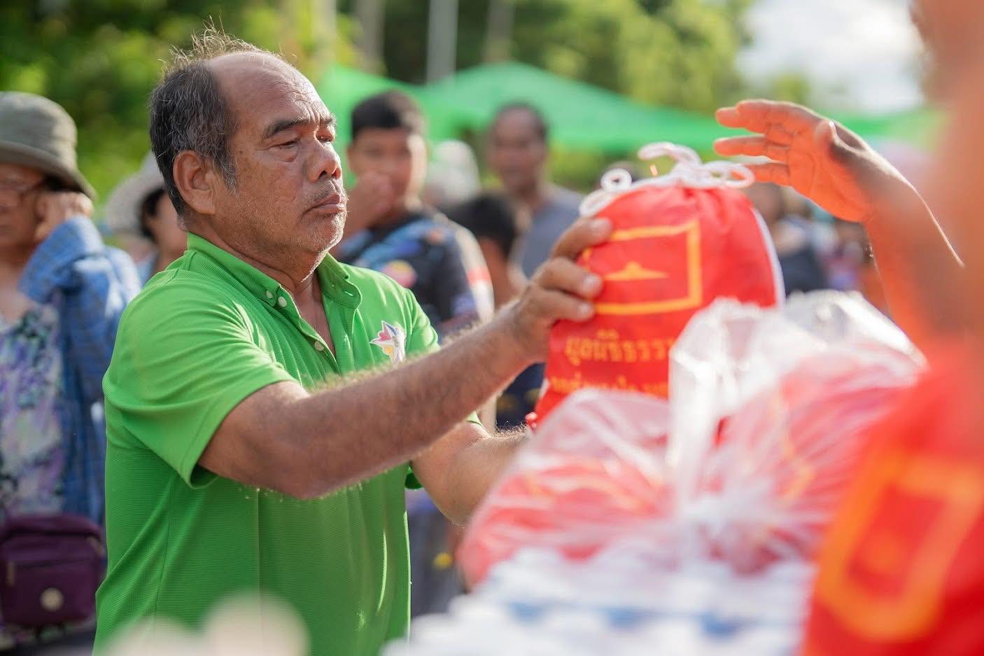 มูลนิธิธรรมกาย วัดพระธรรมกาย มอบถุงยังชีพช่วยผู้ประสบภัยน้ำท่วม จังหวัดพระนครศรีอยุธยา 300 ครัวเรือน