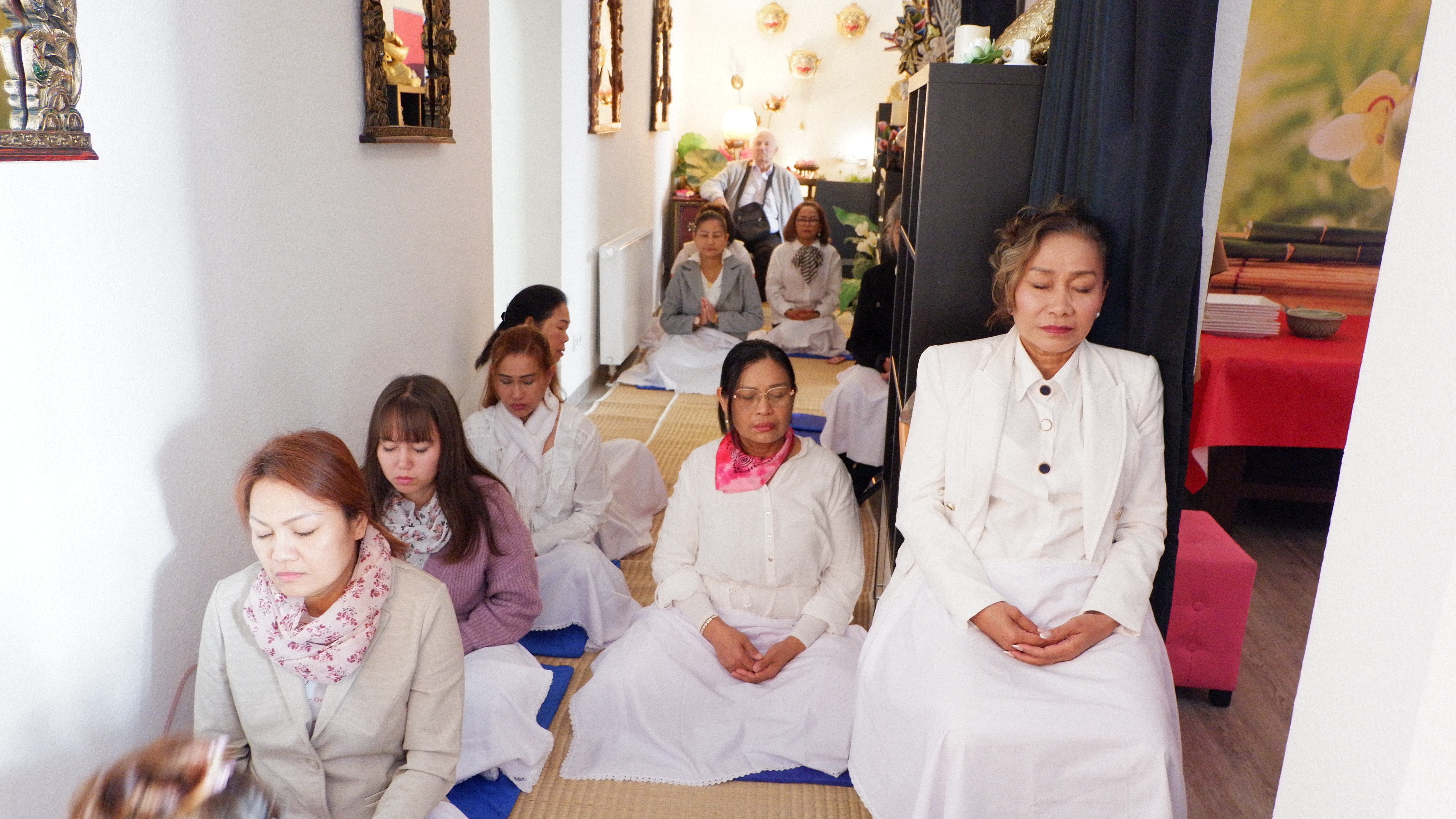 วัดพุทธนอร์ดไรน์-เวสท์ฟาเลน จัดปฏิบัติธรรม ณ ร้านกายใส