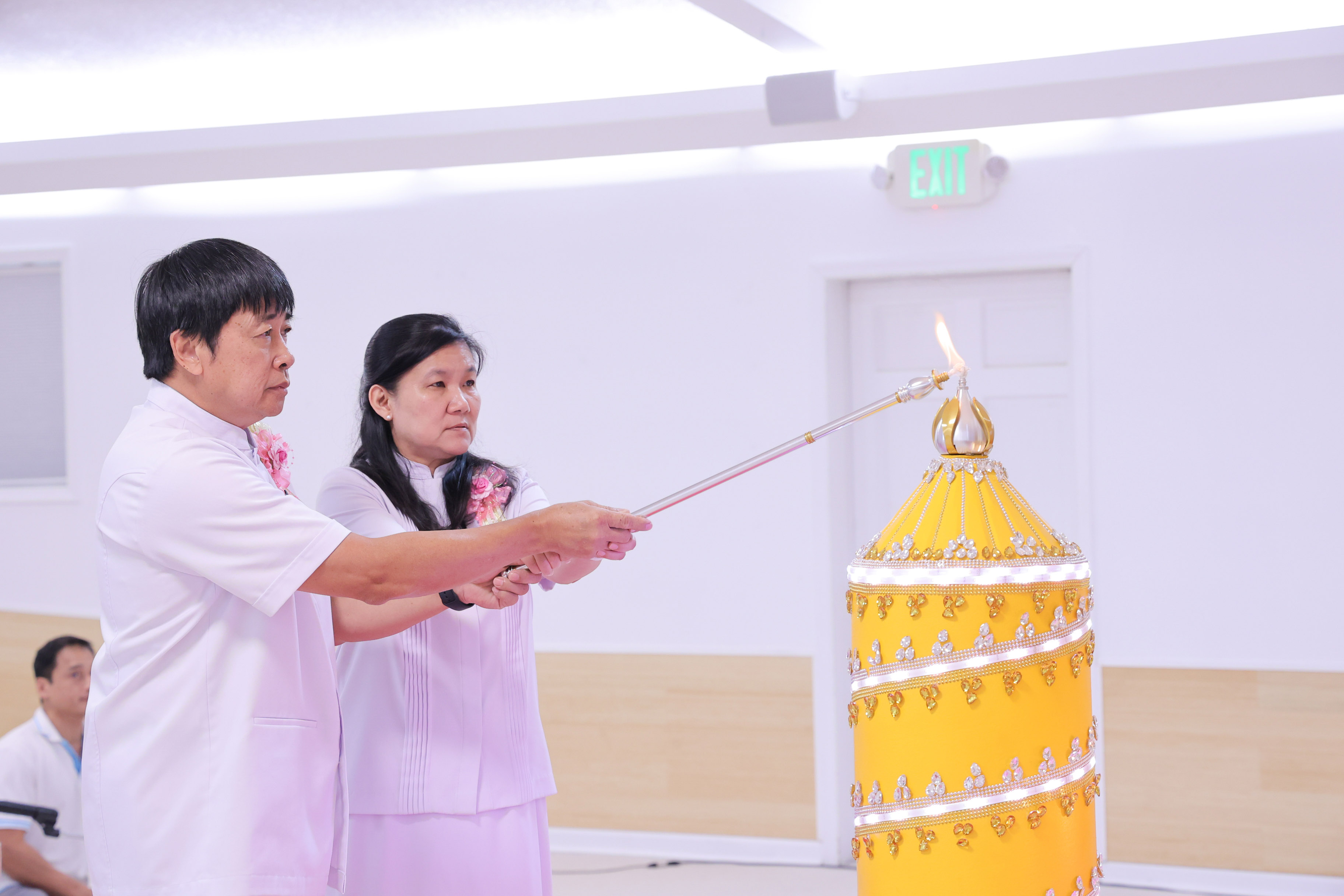 วัดพระธรรมกายจอร์เจีย จัดพิธีจุดเทียนใจไฟนิรันดร์อนันตชัย