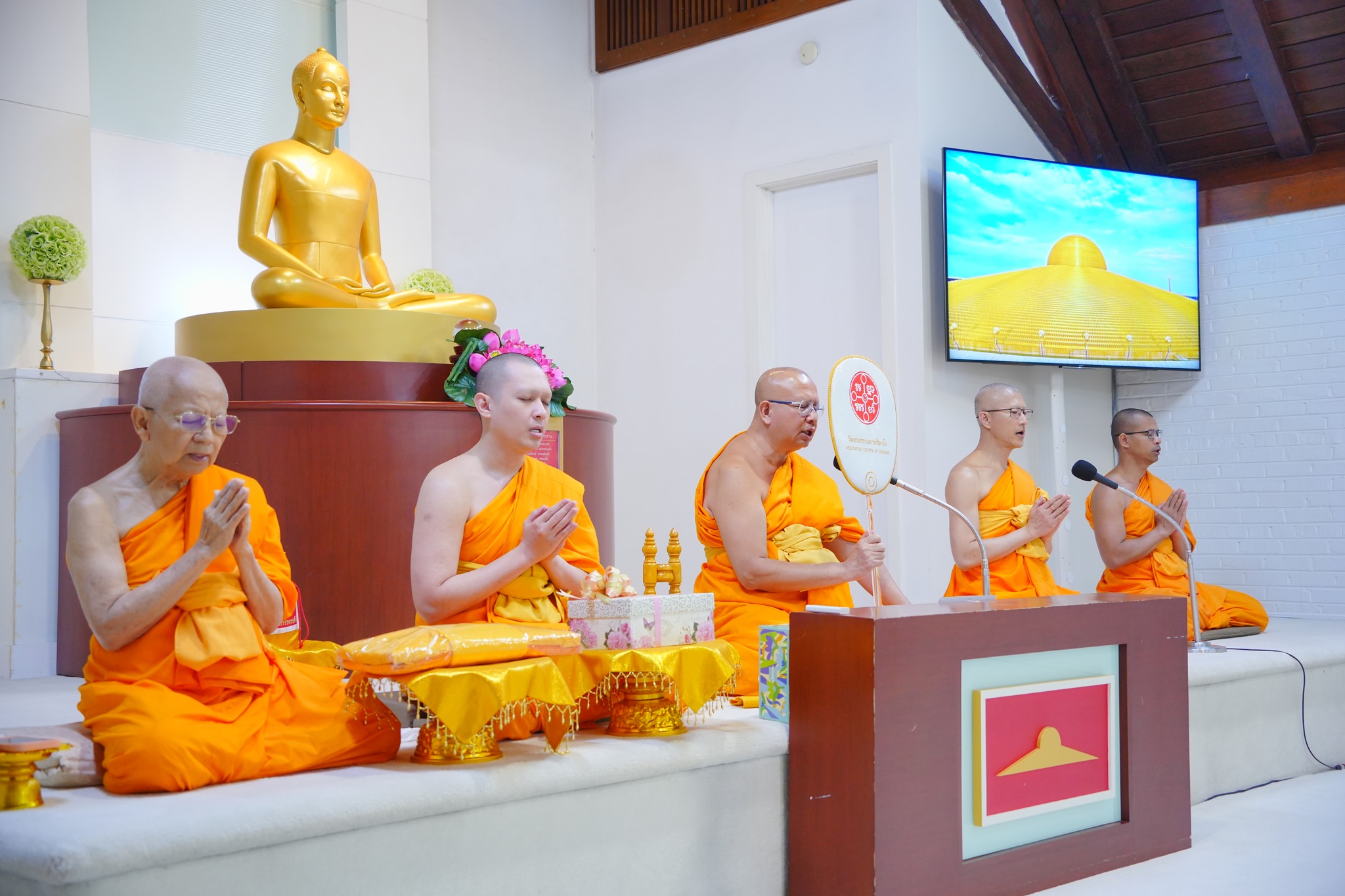 วัดพระธรรมกายชิคาโก จัดพิธีถวายกองบุญผ้าป่าบำรุงวัด