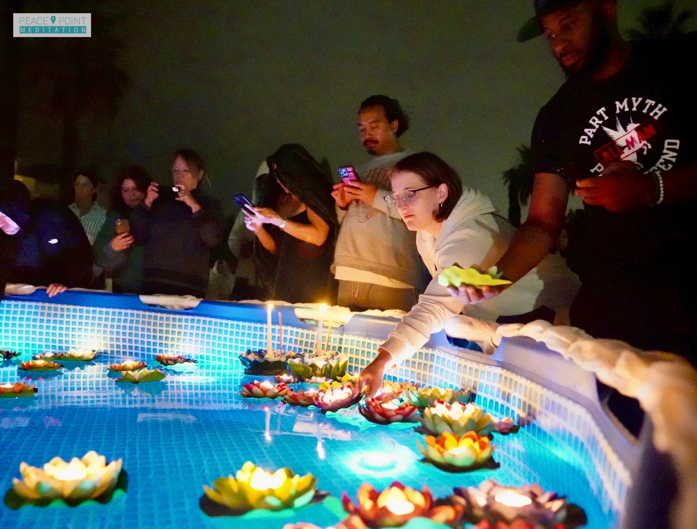 วัดพระธรรมกายแคลิฟอร์เนีย จัดพิธีจุดประทีปและลอยโคมประทีป รวมใจเพื่อสันติสุขภายใน