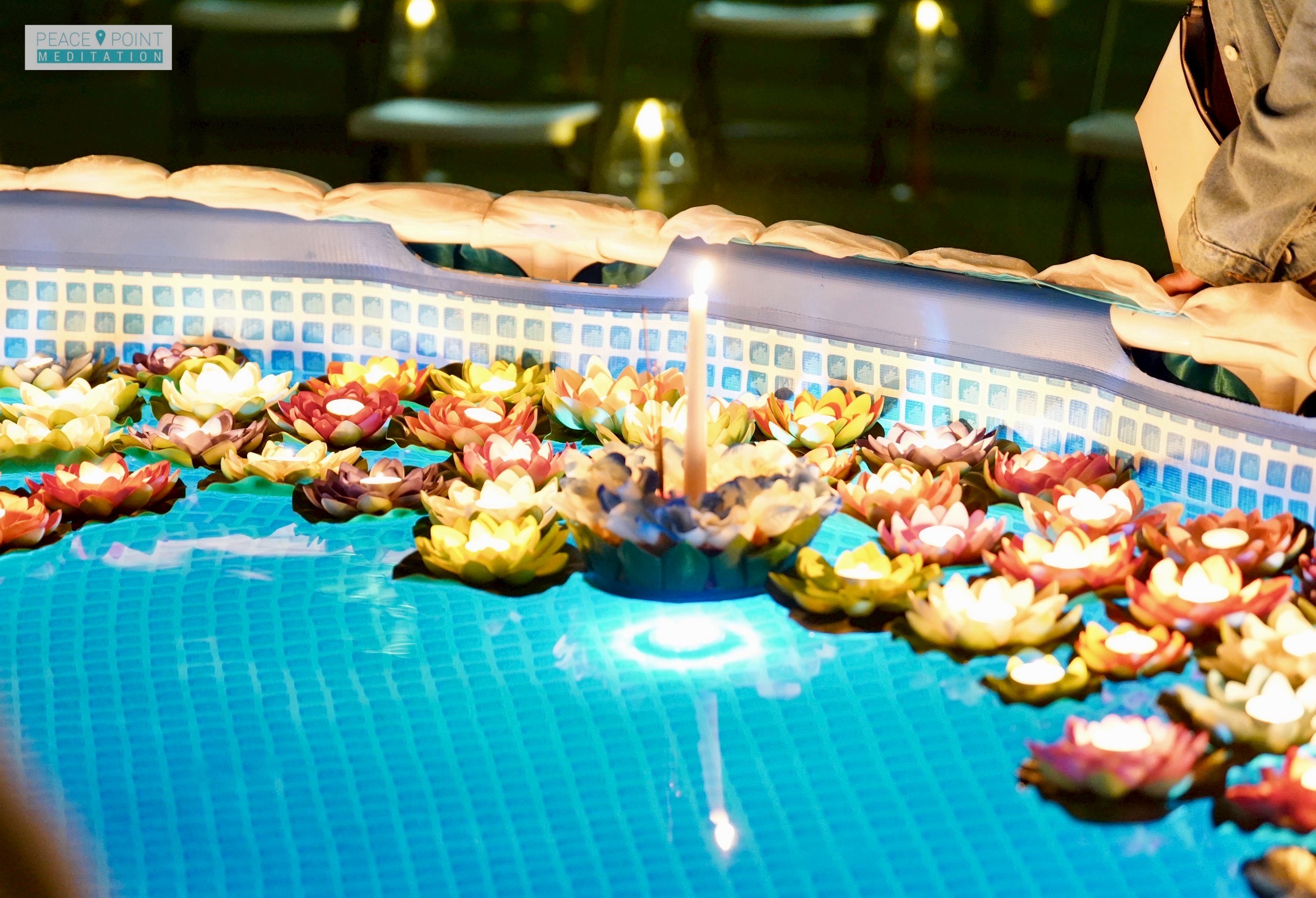 วัดพระธรรมกายแคลิฟอร์เนีย จัดพิธีจุดประทีปและลอยโคมประทีป รวมใจเพื่อสันติสุขภายใน