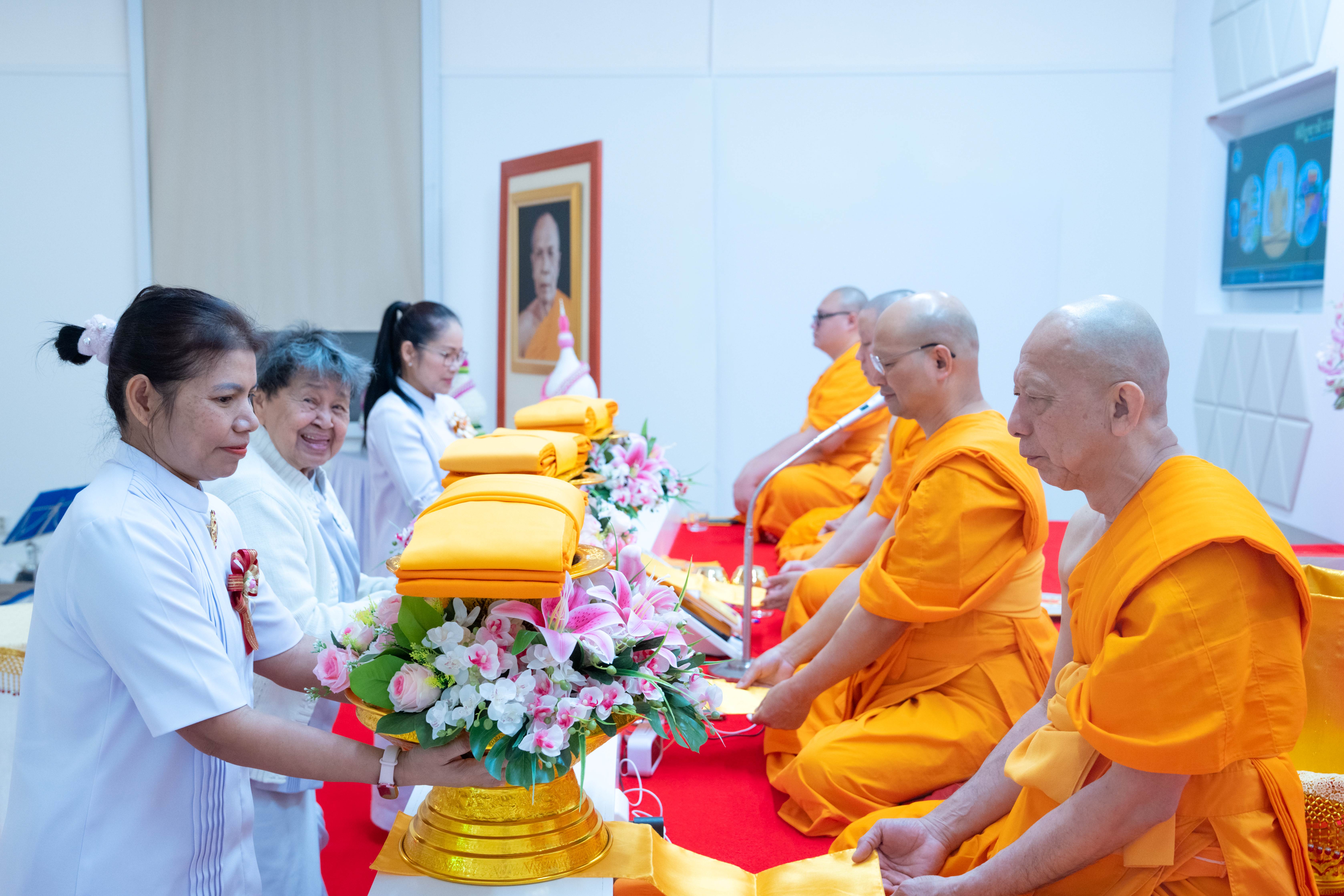 วัดพระธรรมกายสตอกโฮล์ม จัดงานบุญบูชาข้าวพระ