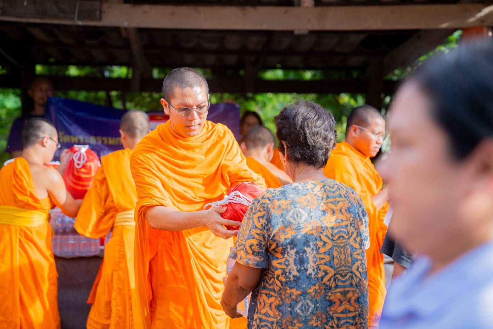 Distribution of relief supply bags to the flood victims in Ayutthaya