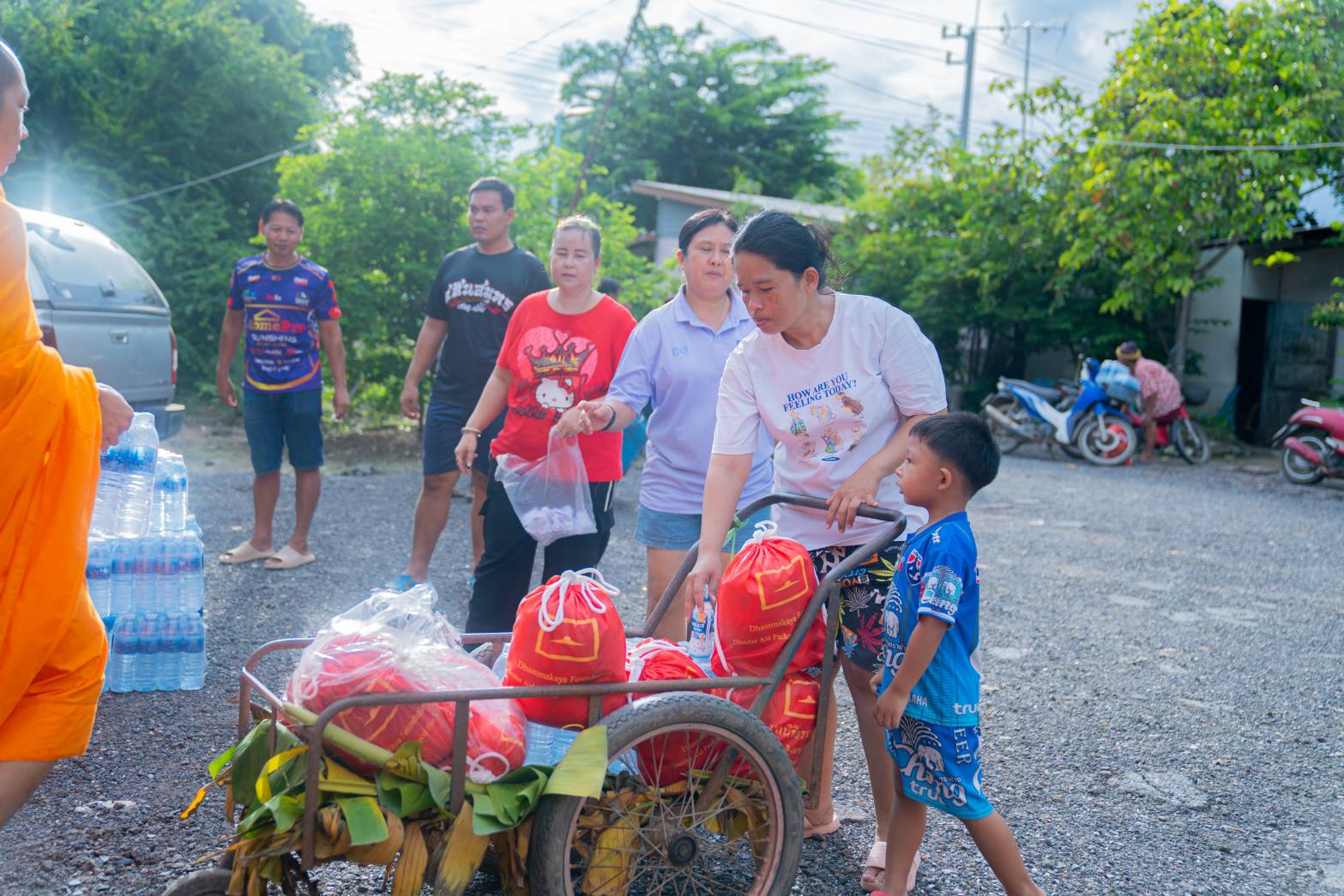 Distribution of relief supply bags to the flood victims in Ayutthaya
