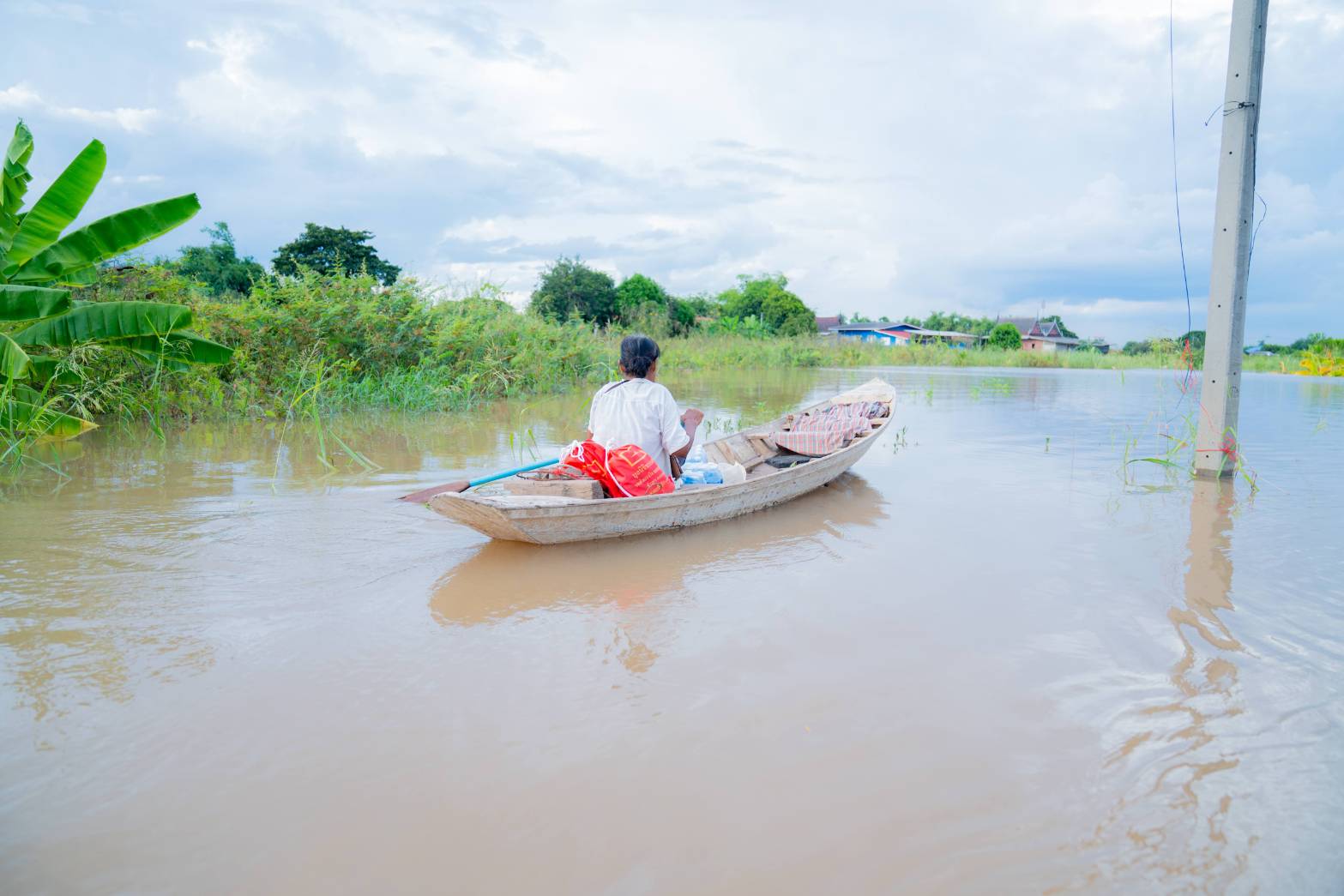 Distribution of relief supply bags to the flood victims in Ayutthaya