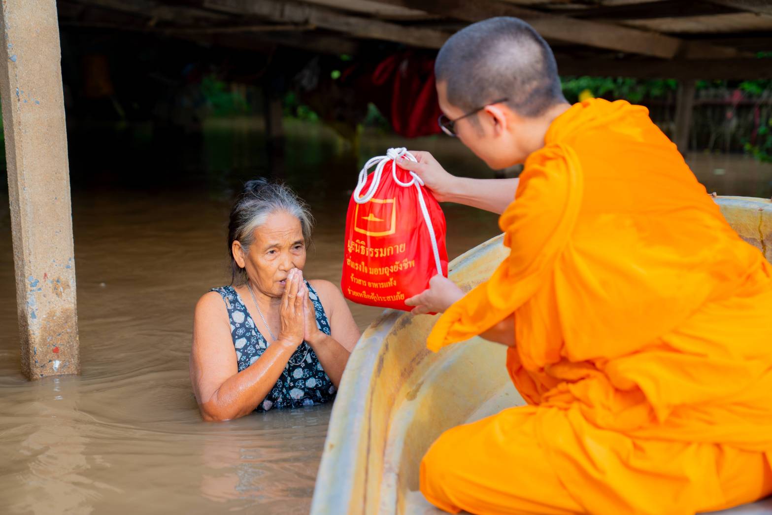 Distribution of relief supply bags to the flood victims in Ayutthaya