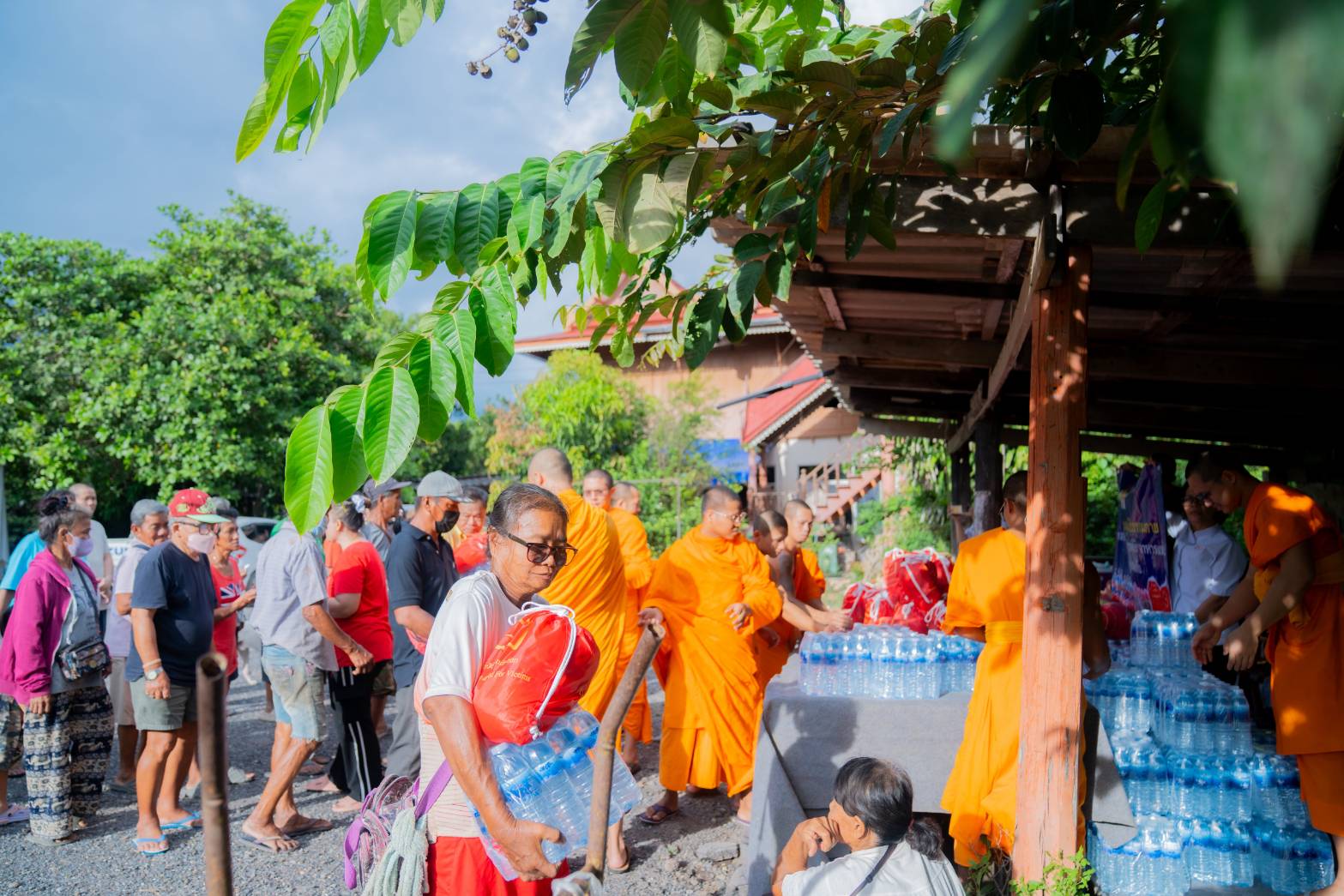 Distribution of relief supply bags to the flood victims in Ayutthaya