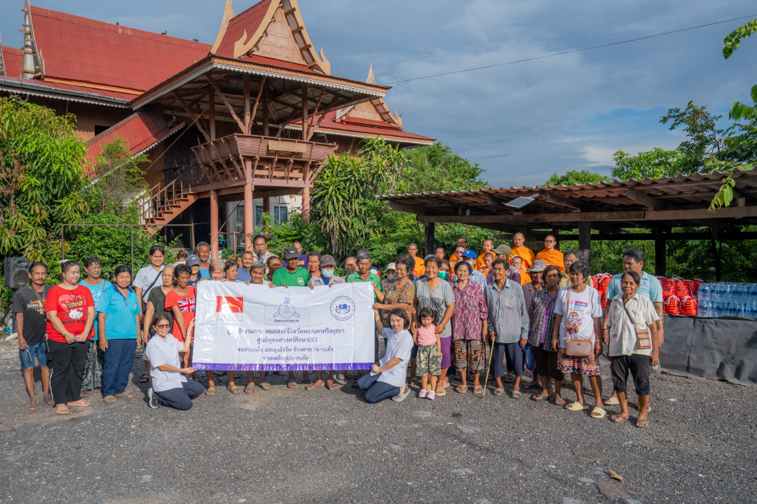 Distribution of relief supply bags to the flood victims in Ayutthaya