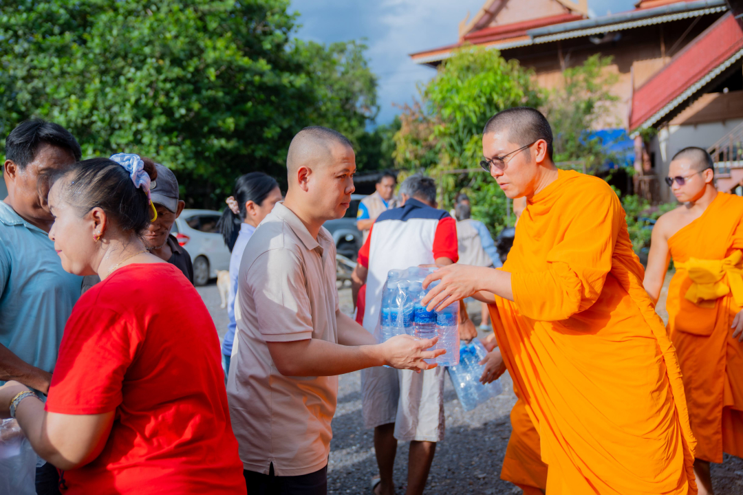 Distribution of relief supply bags to the flood victims in Ayutthaya