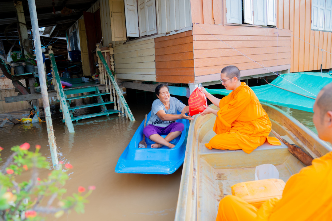 Distribution of relief supply bags to the flood victims in Ayutthaya