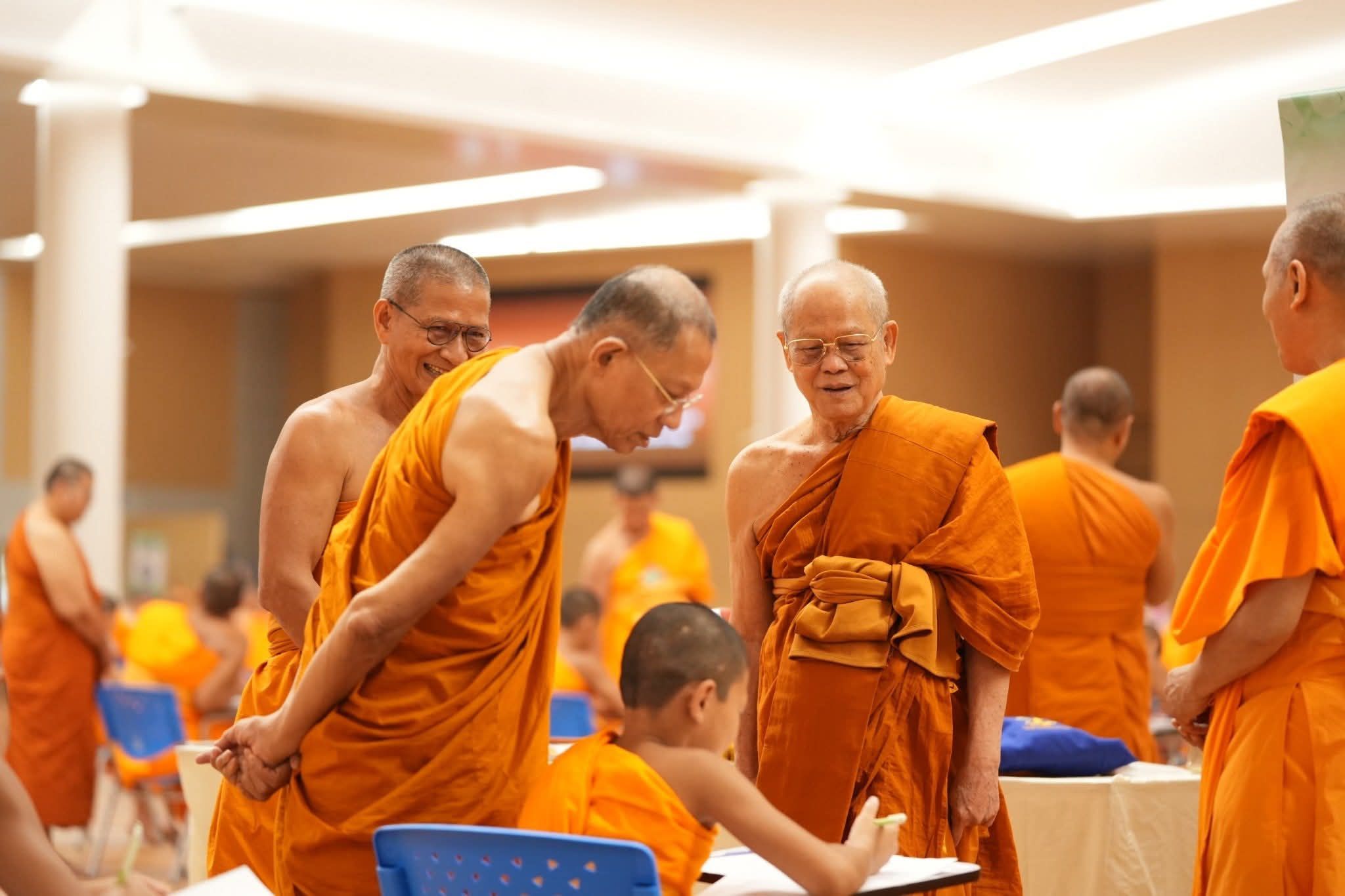 Most Venerable Phrapromdilok visits the venue of Dhamma test at Wat Phra Dhammakaya