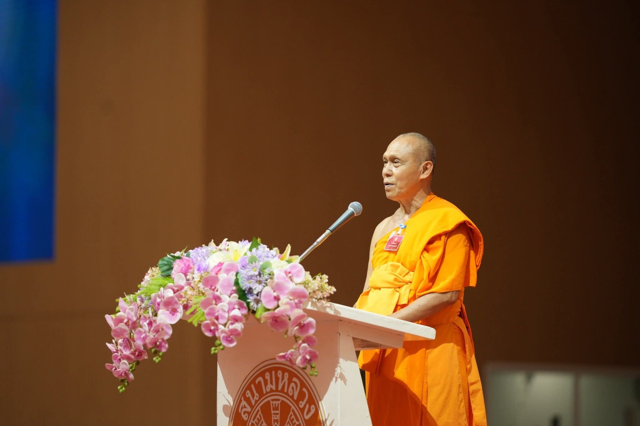 Most Venerable Phrapromdilok visits the venue of Dhamma test at Wat Phra Dhammakaya