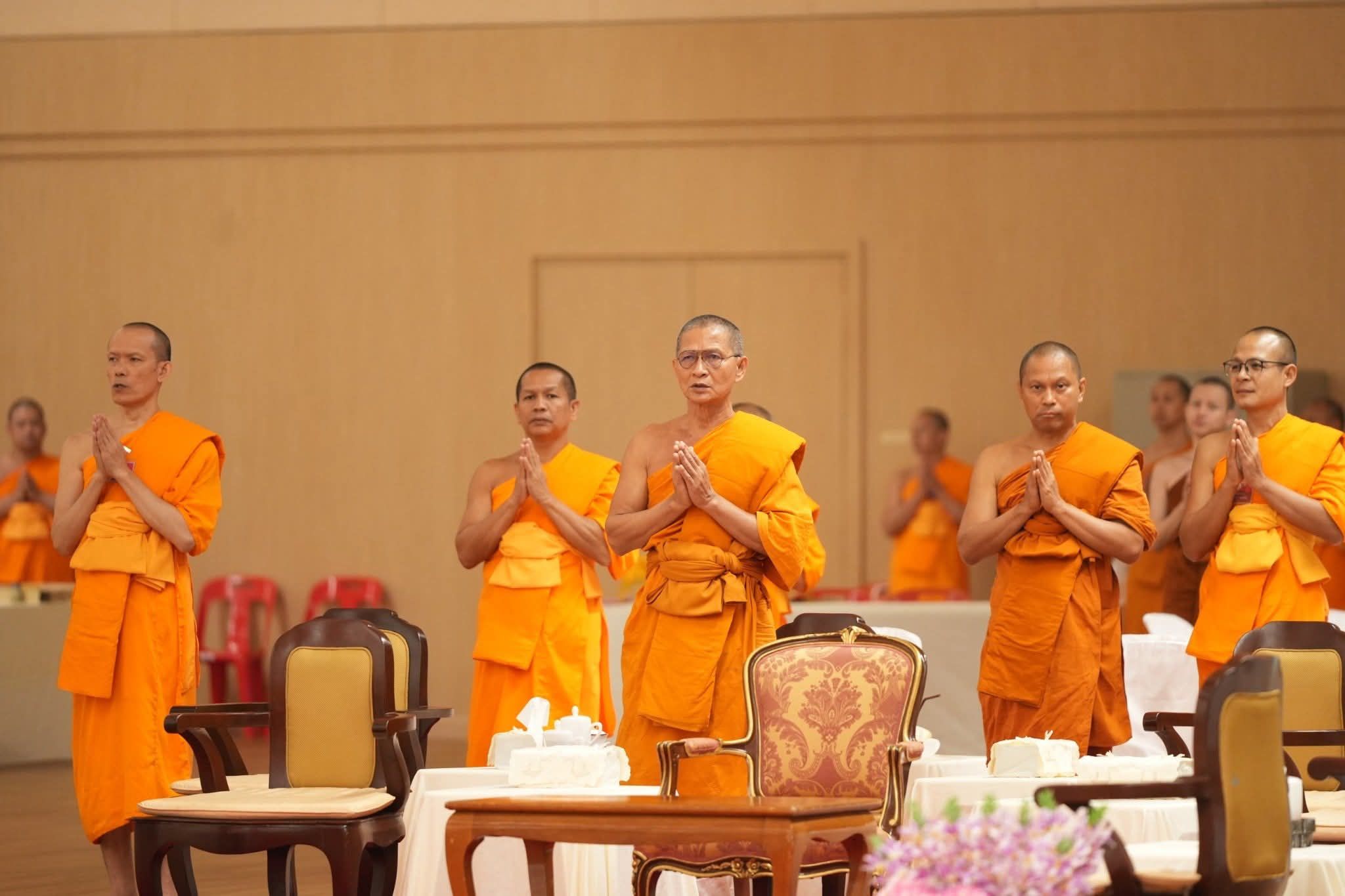 Most Venerable Phrapromdilok visits the venue of Dhamma test at Wat Phra Dhammakaya