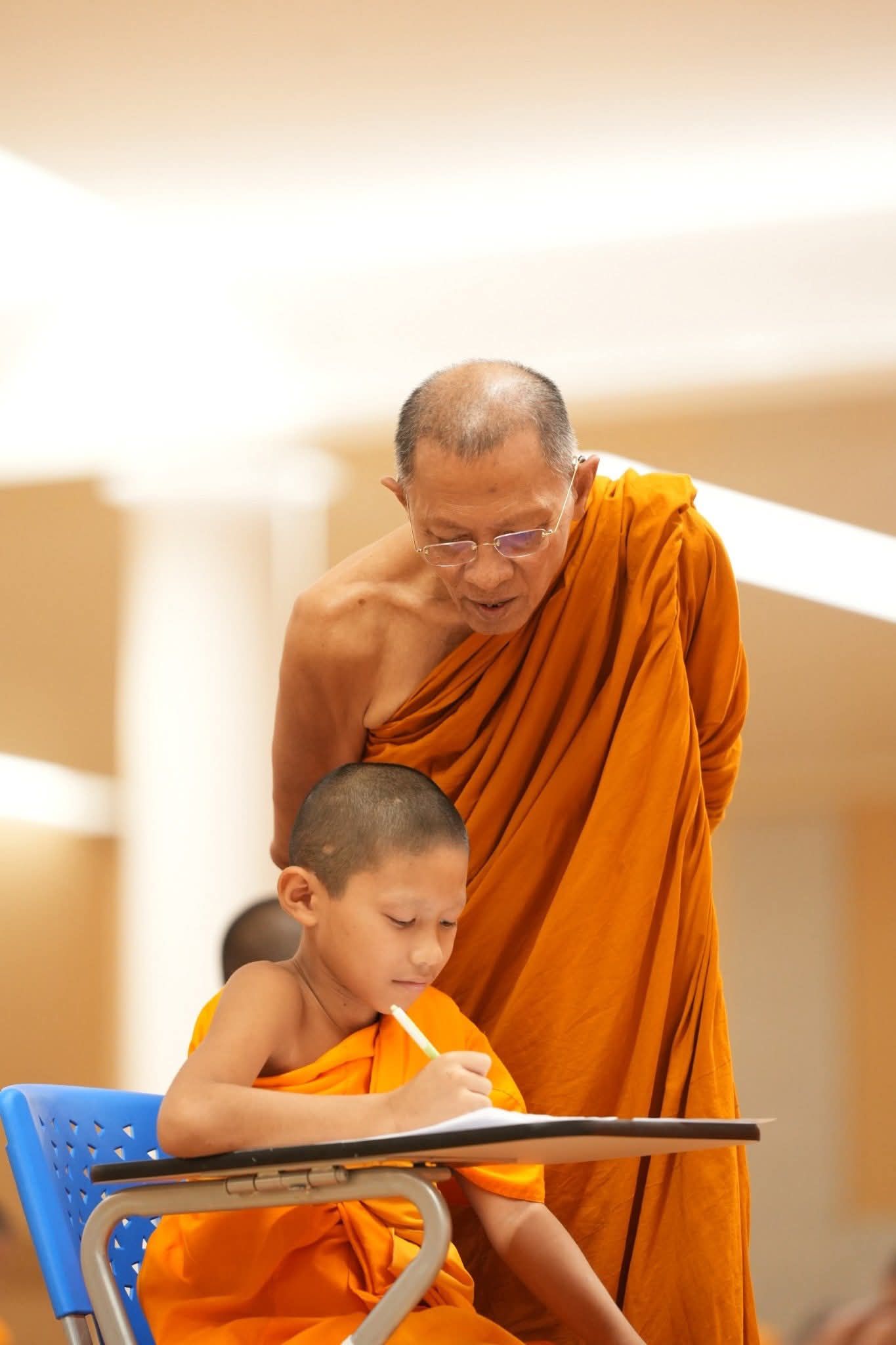 Most Venerable Phrapromdilok visits the venue of Dhamma test at Wat Phra Dhammakaya