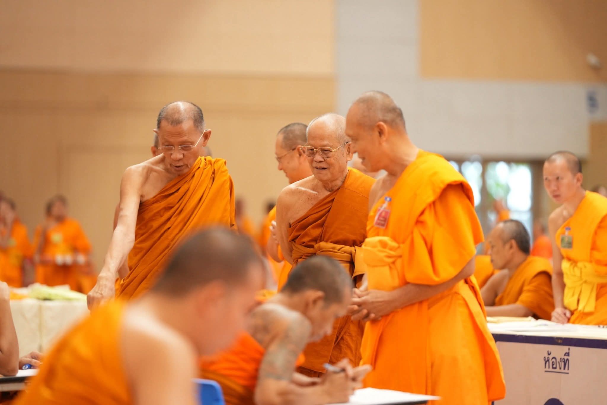 Most Venerable Phrapromdilok visits the venue of Dhamma test at Wat Phra Dhammakaya