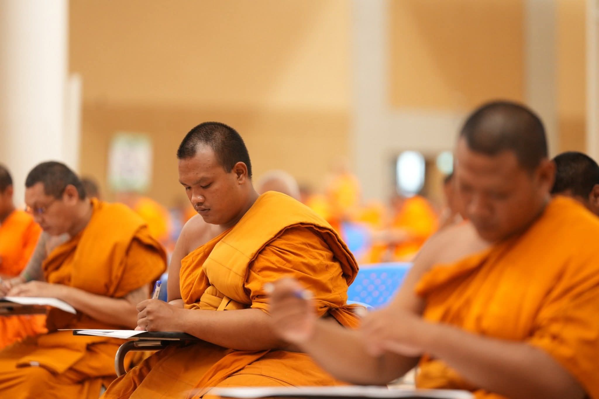 Most Venerable Phrapromdilok visits the venue of Dhamma test at Wat Phra Dhammakaya