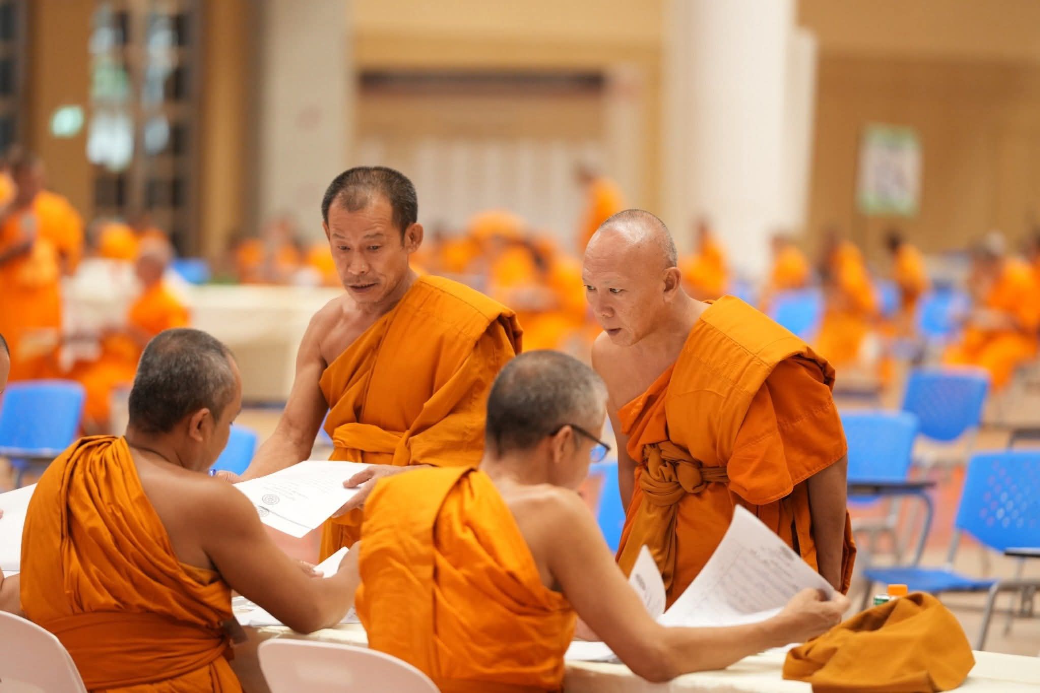 Most Venerable Phrapromdilok visits the venue of Dhamma test at Wat Phra Dhammakaya