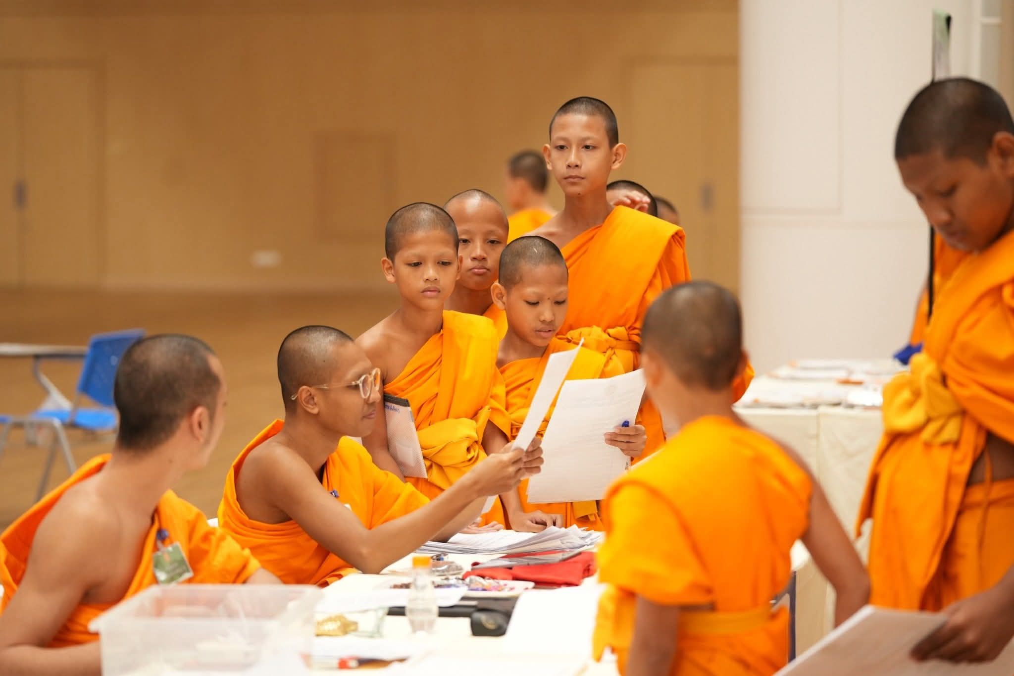 Most Venerable Phrapromdilok visits the venue of Dhamma test at Wat Phra Dhammakaya