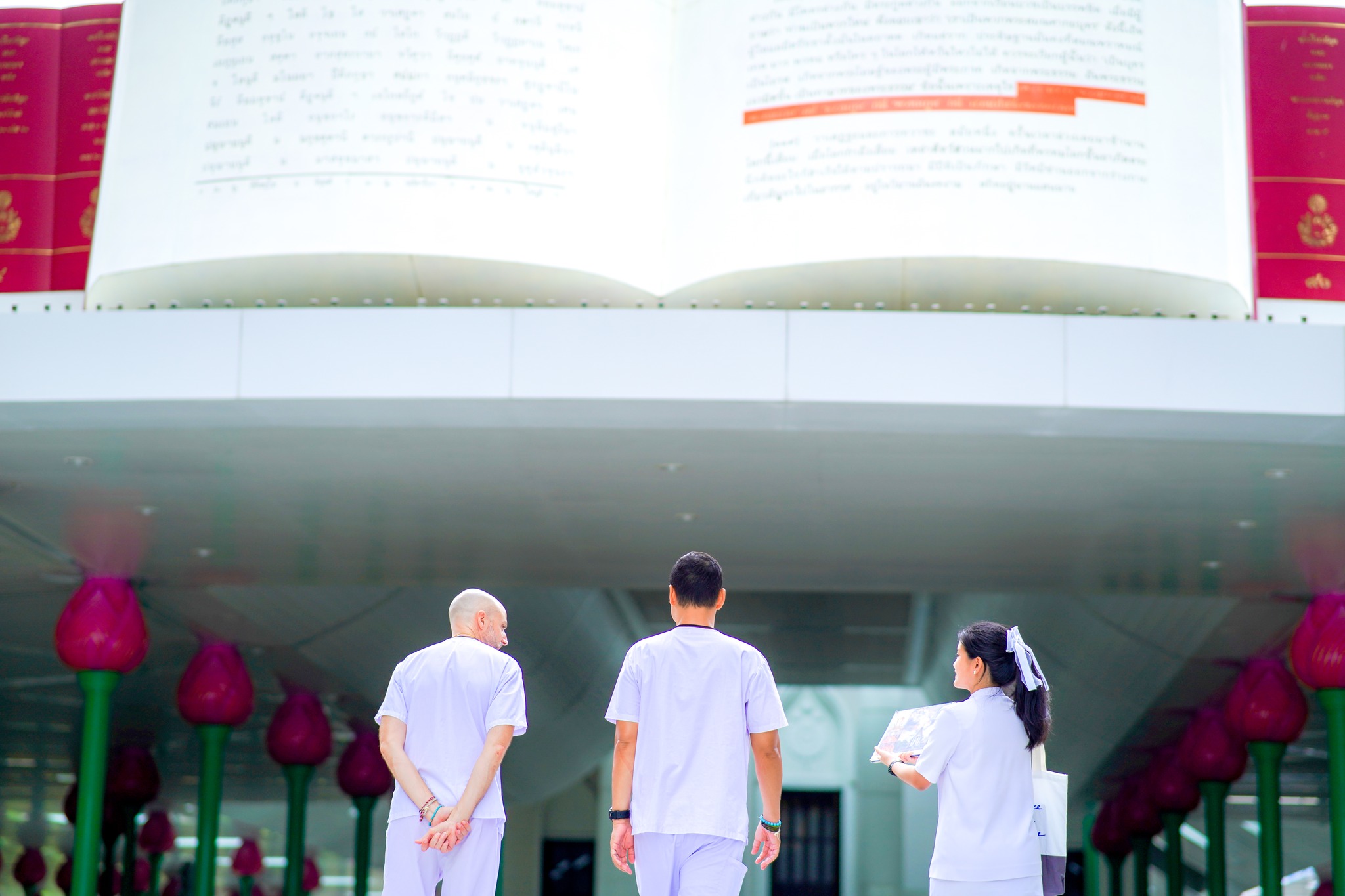 ชาวต่างชาติ เดินทางมาเยี่ยมชมวัดพระธรรมกาย