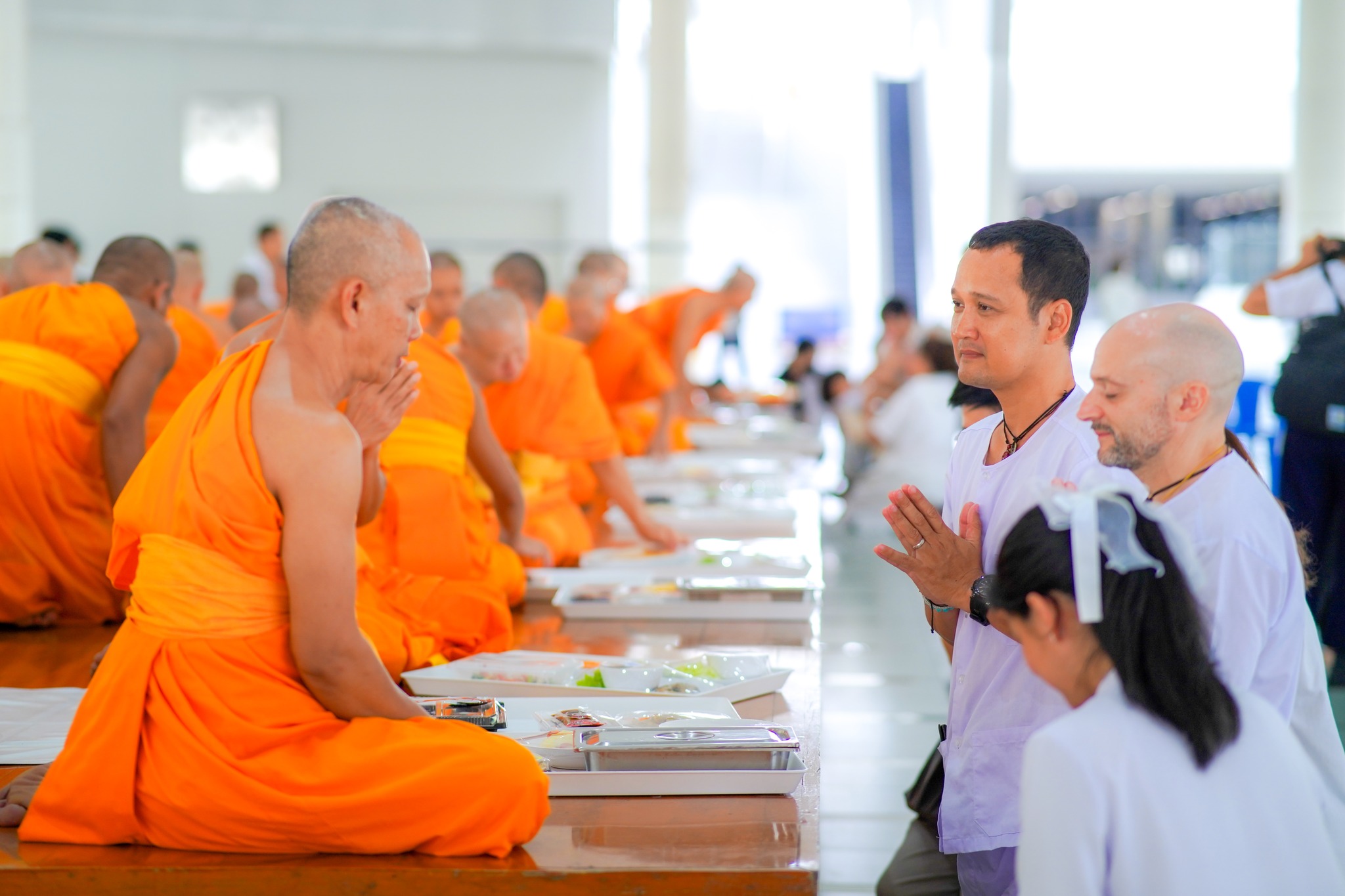ชาวต่างชาติ เดินทางมาเยี่ยมชมวัดพระธรรมกาย