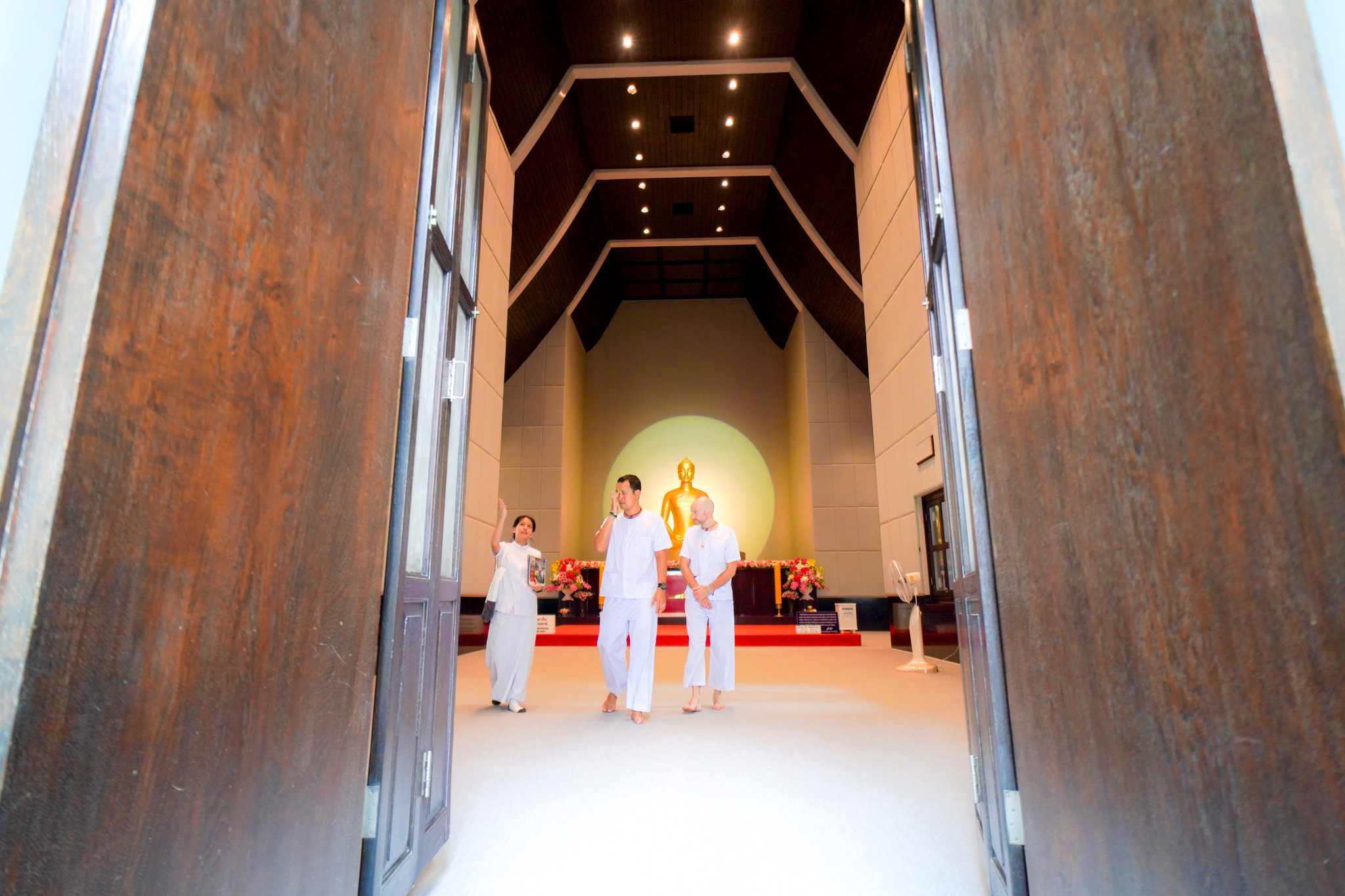 ชาวต่างชาติ เดินทางมาเยี่ยมชมวัดพระธรรมกาย