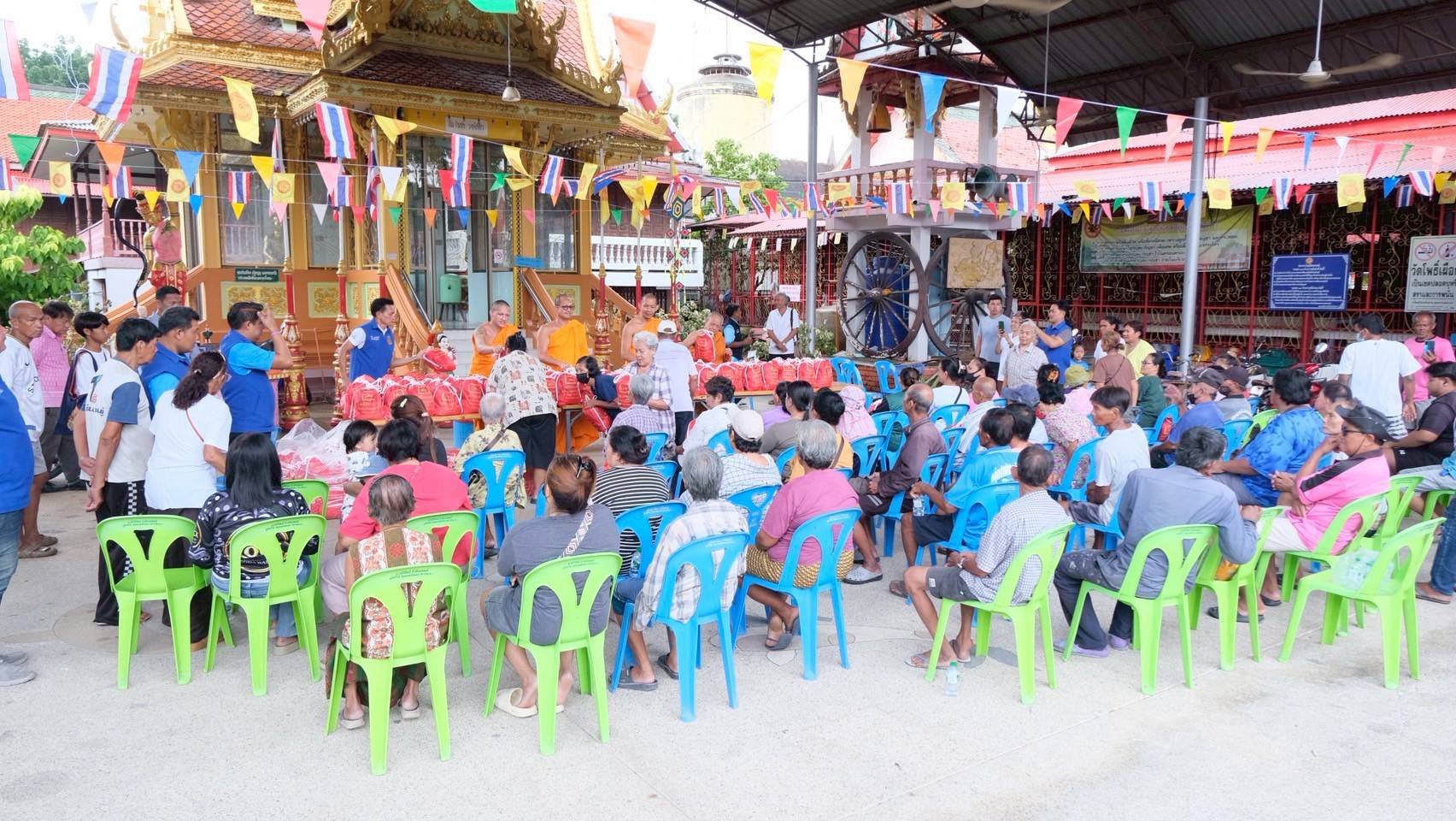 วัดพระธรรมกาย และมูลนิธิธรรมกาย ส่งมอบถุงยังชีพช่วยผู้ประสบภัยน้ำท่วม อำเภอผักไห่ จังหวัดพระนครศรีอยุธยา