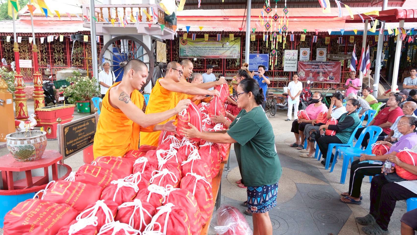 วัดพระธรรมกาย และมูลนิธิธรรมกาย ส่งมอบถุงยังชีพช่วยผู้ประสบภัยน้ำท่วม อำเภอผักไห่ จังหวัดพระนครศรีอยุธยา