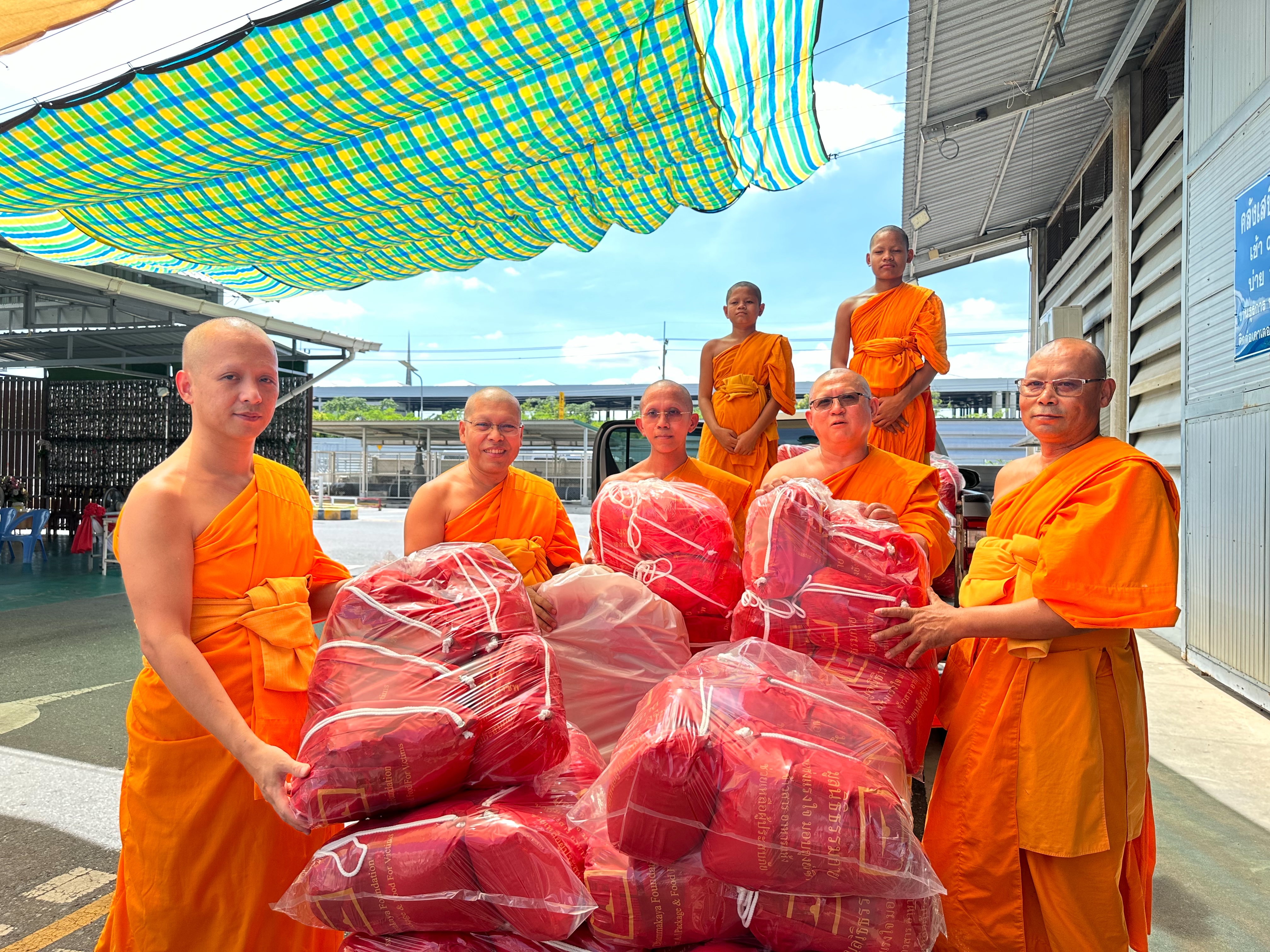 วัดพระธรรมกาย มูลนิธิธรรมกาย มอบถุงยังชีพแก่ผู้ประสบอุทกภัย จ.ขอนแก่น